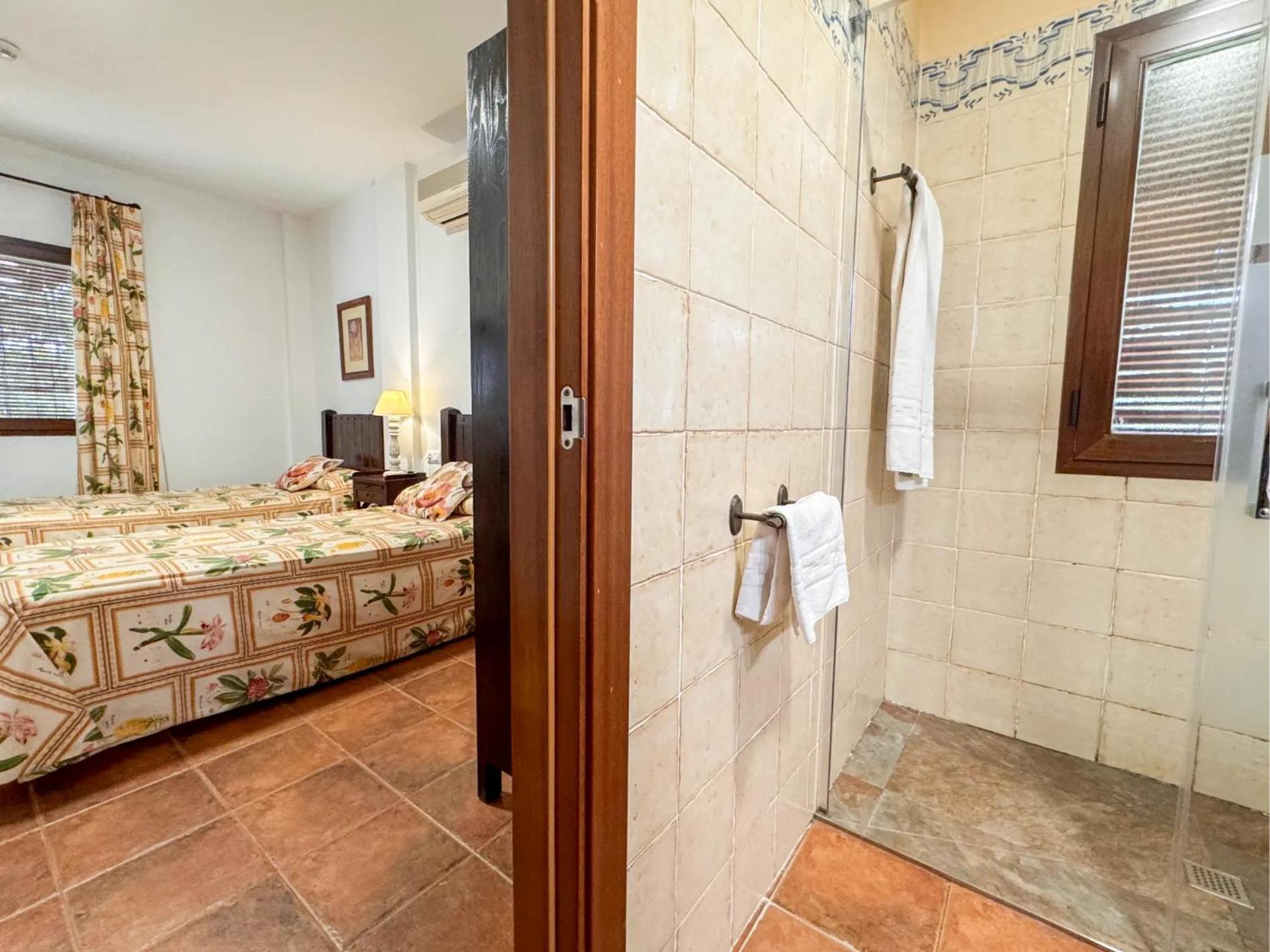 Twin Room - Photo 7