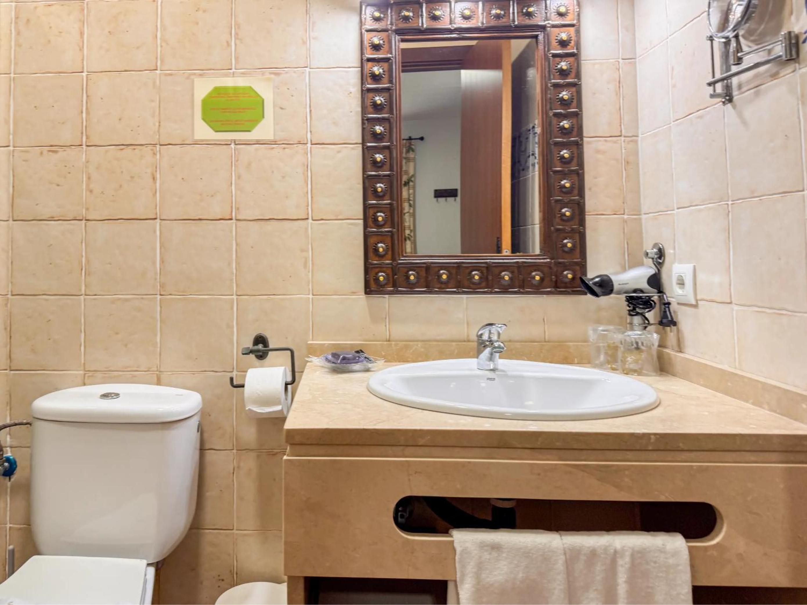 Twin Room - Photo 16