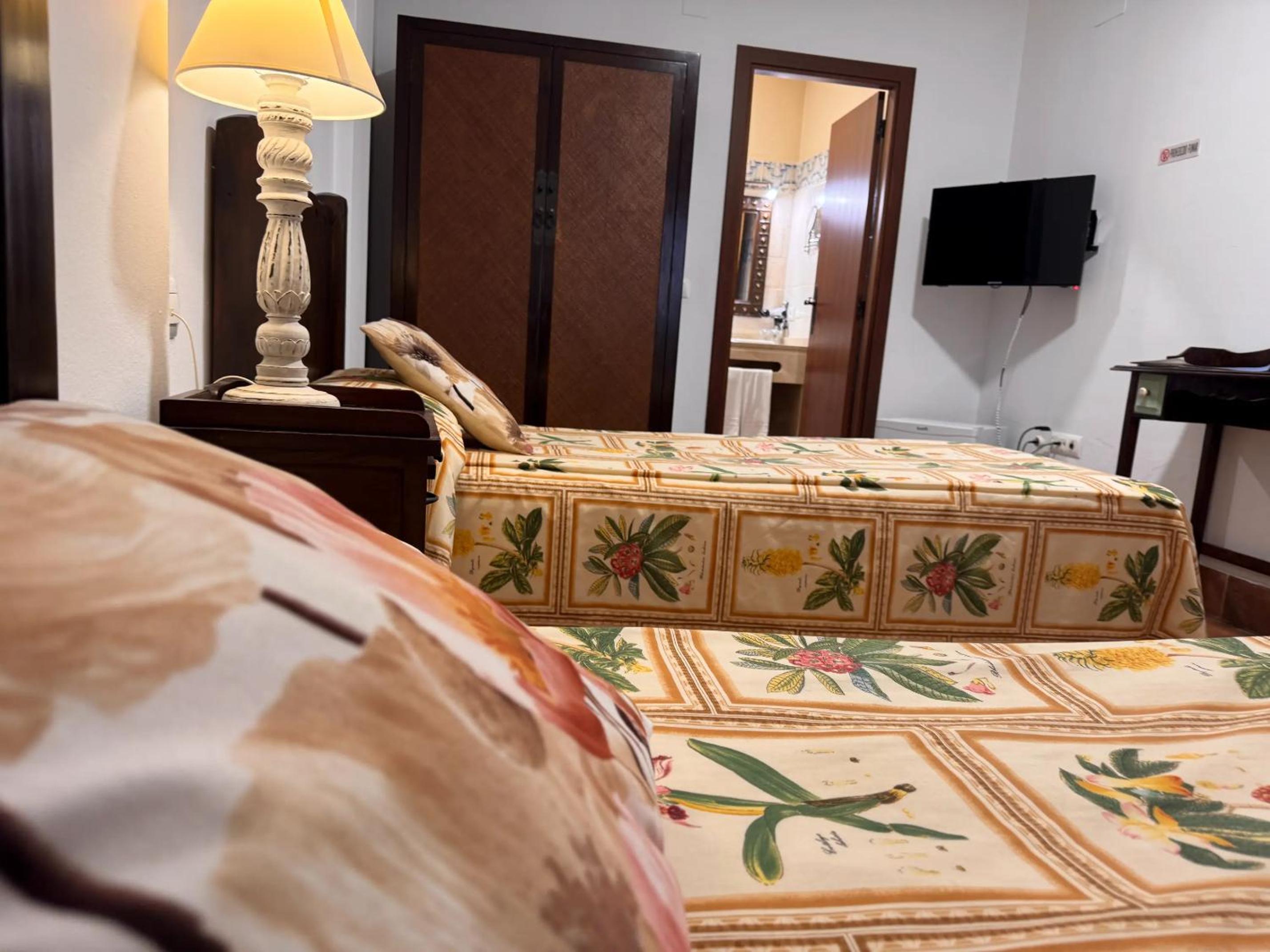 Twin Room - Photo 8