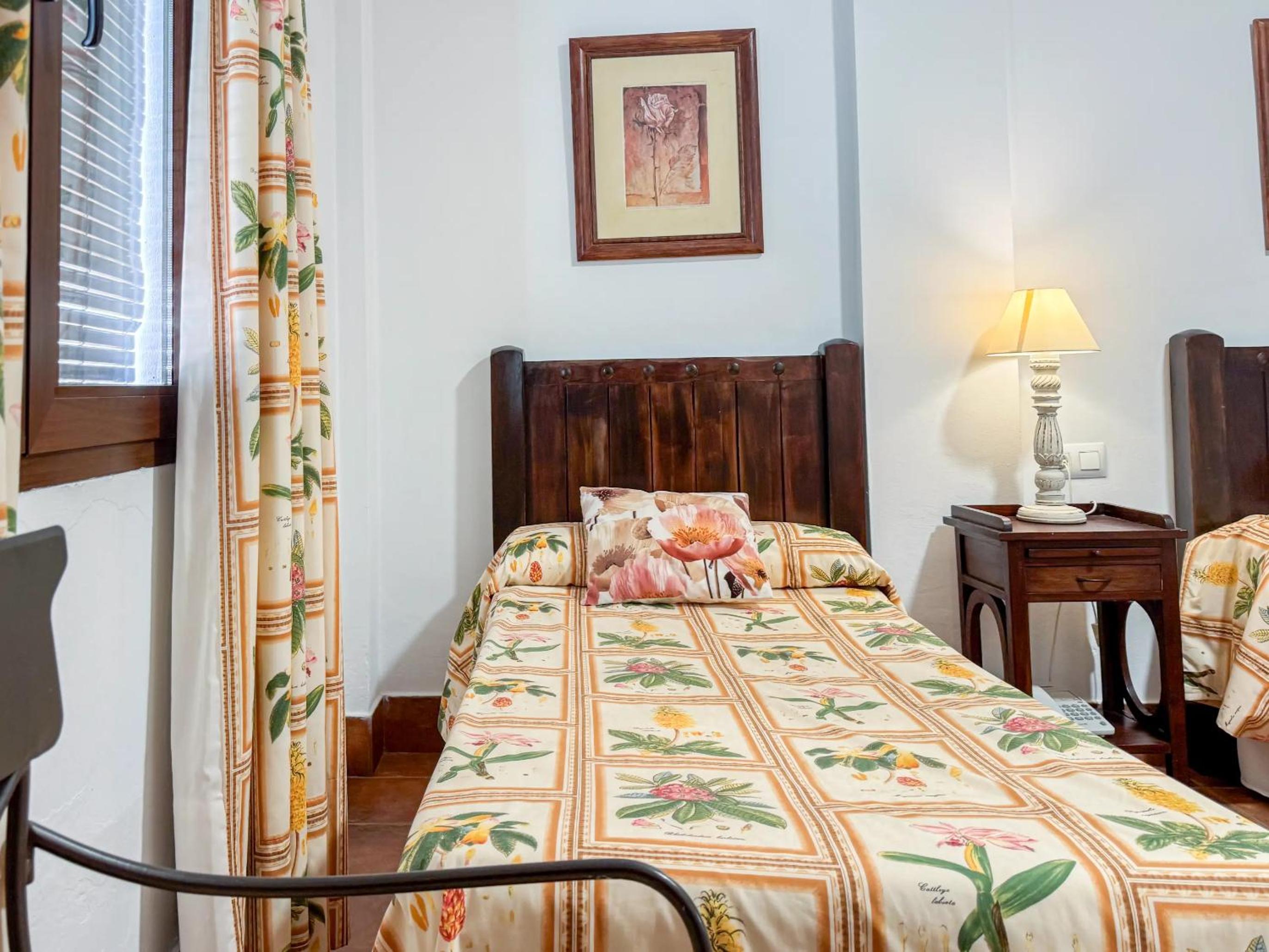 Twin Room - Photo 9