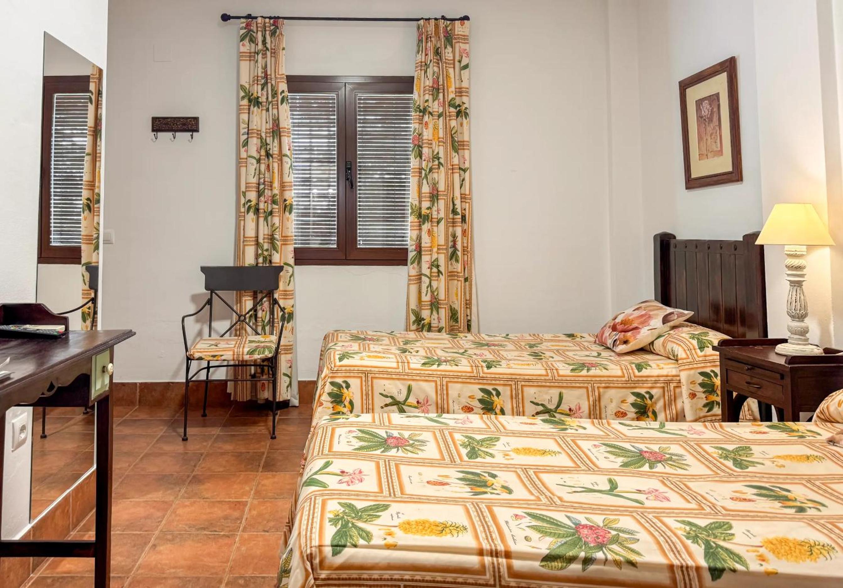 Twin Room - Photo 19