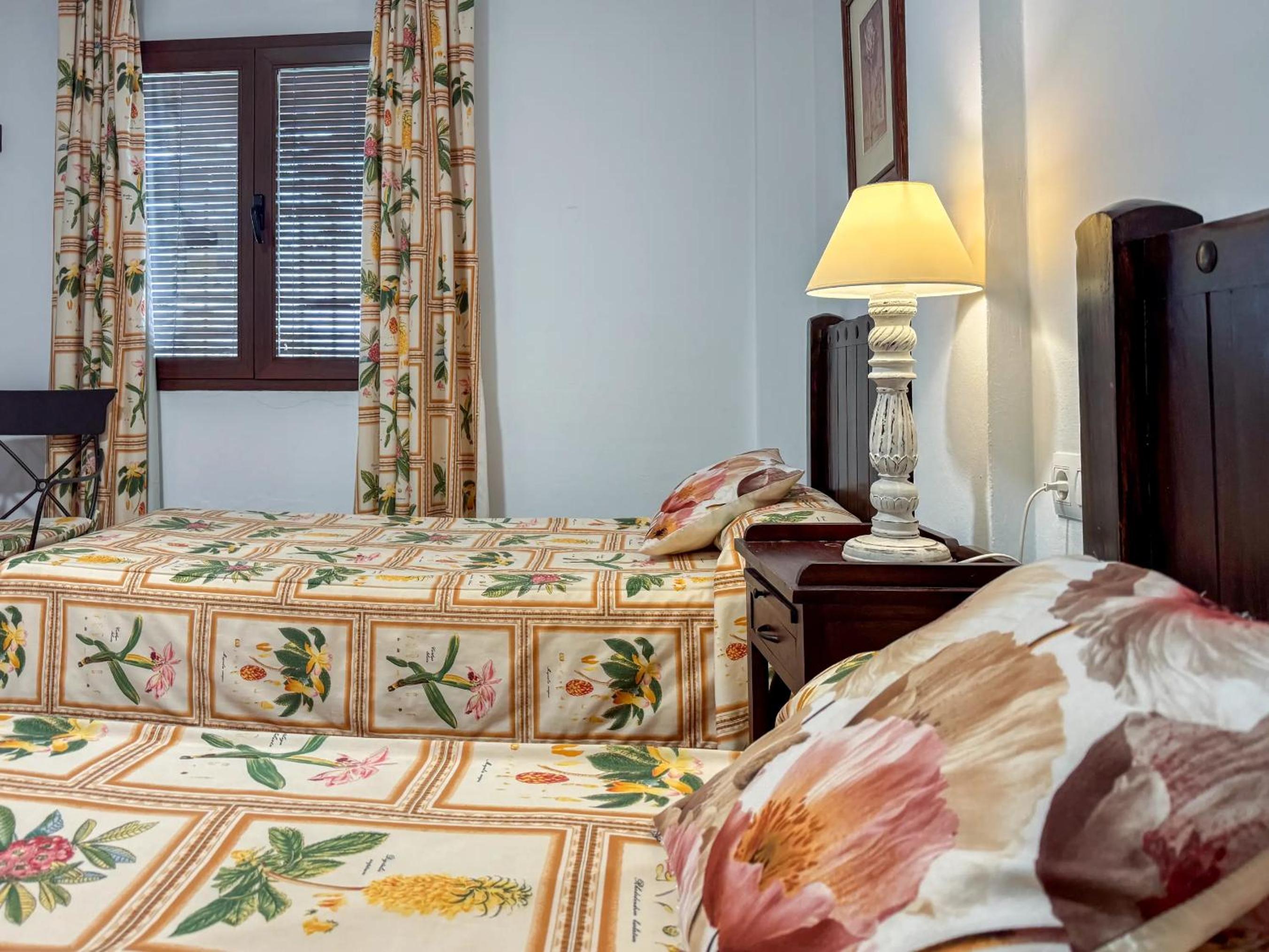 Twin Room - Photo 17
