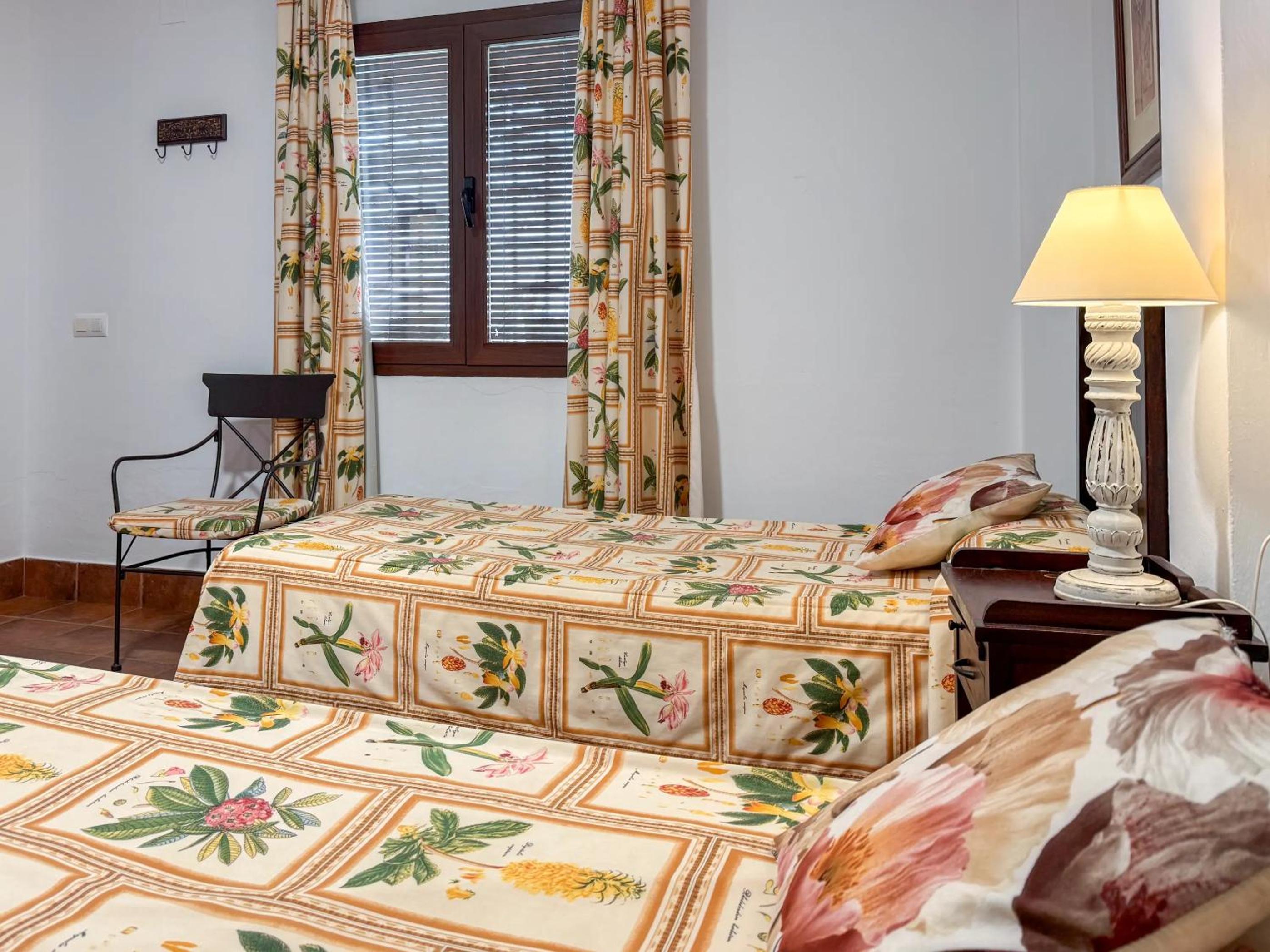 Twin Room - Photo 12