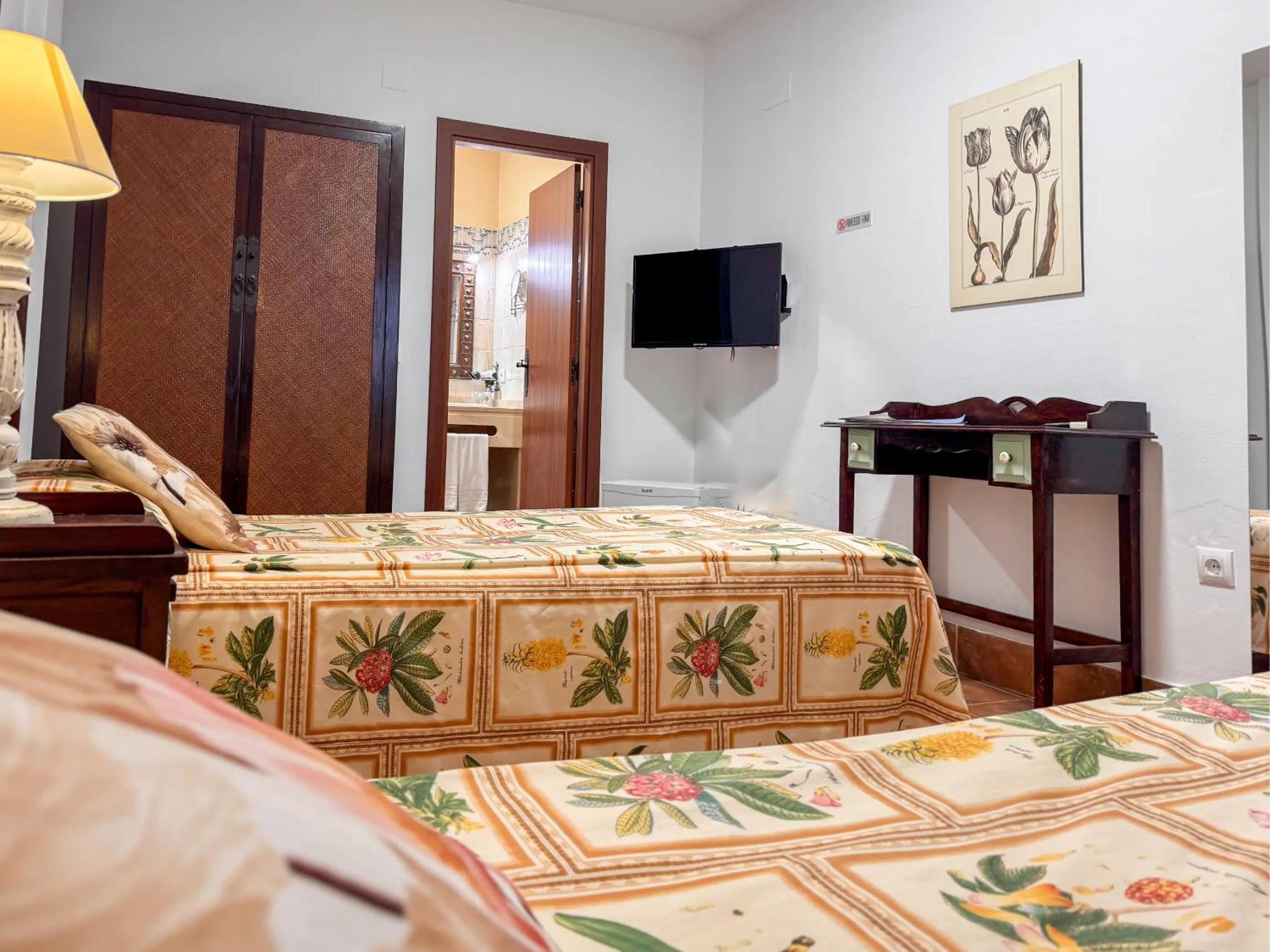 Twin Room - Photo 10