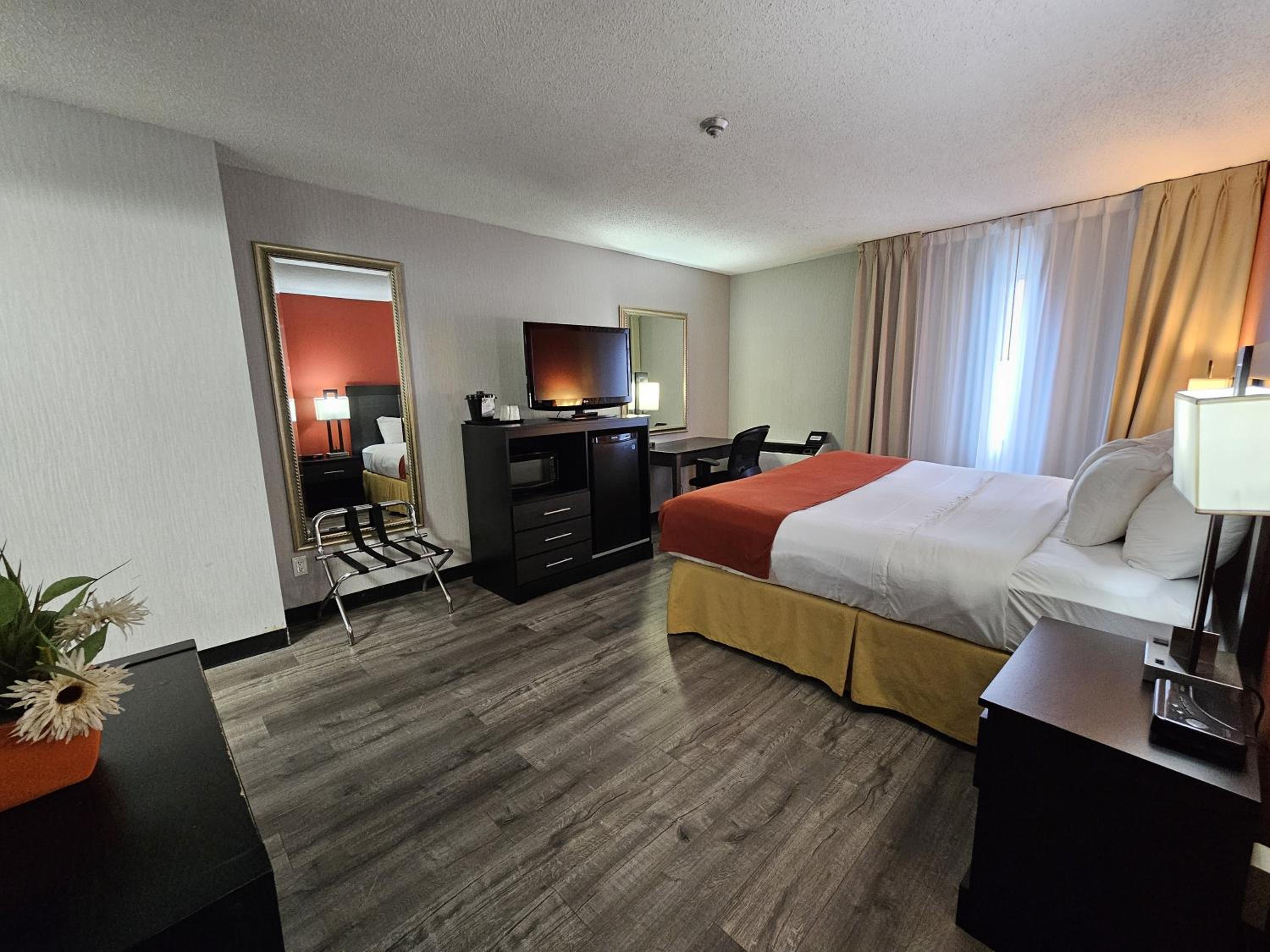 King Suite With Sofa Bed - Non Smoking - Photo 3