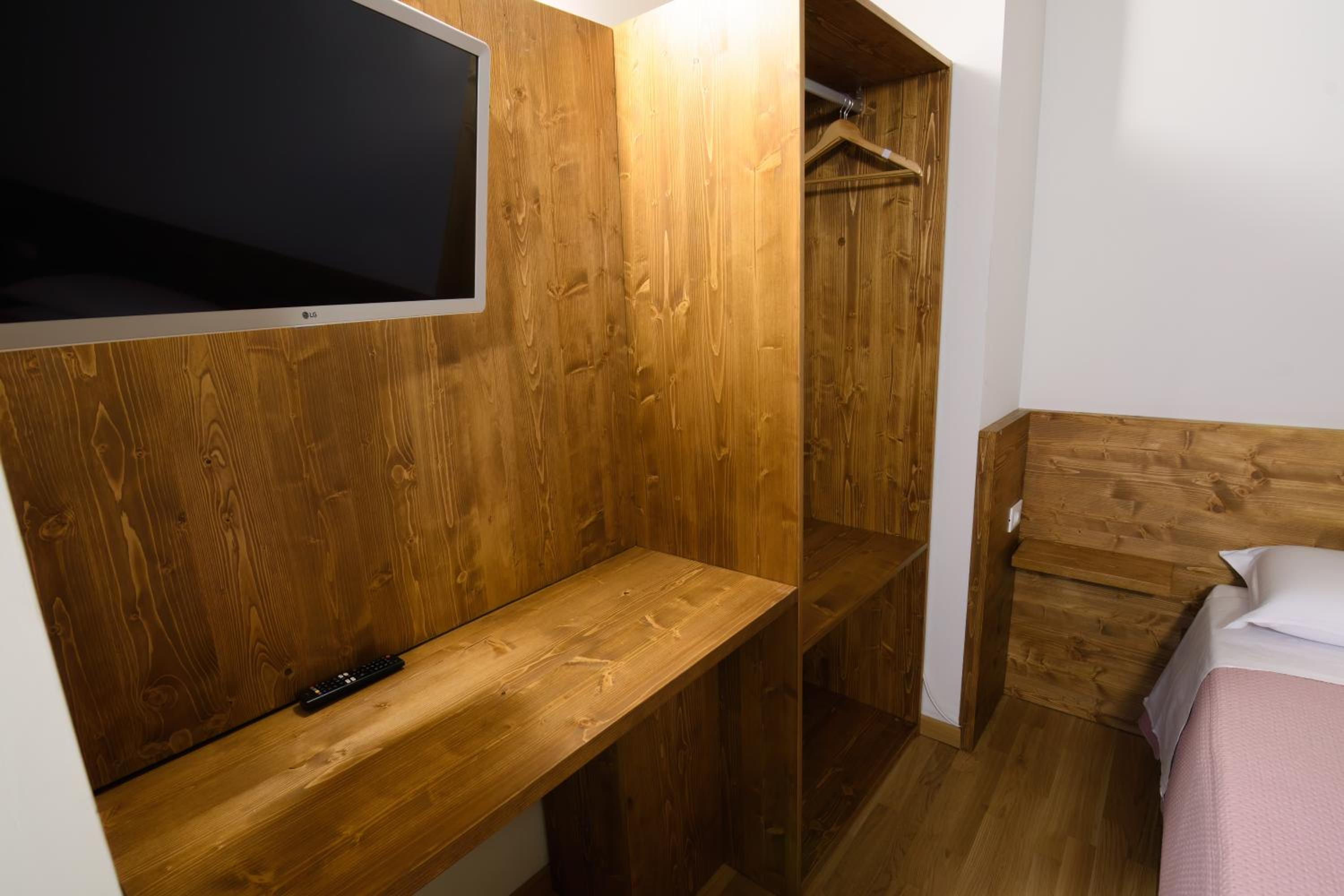 Deluxe Double Room with Extra Bed photo 3