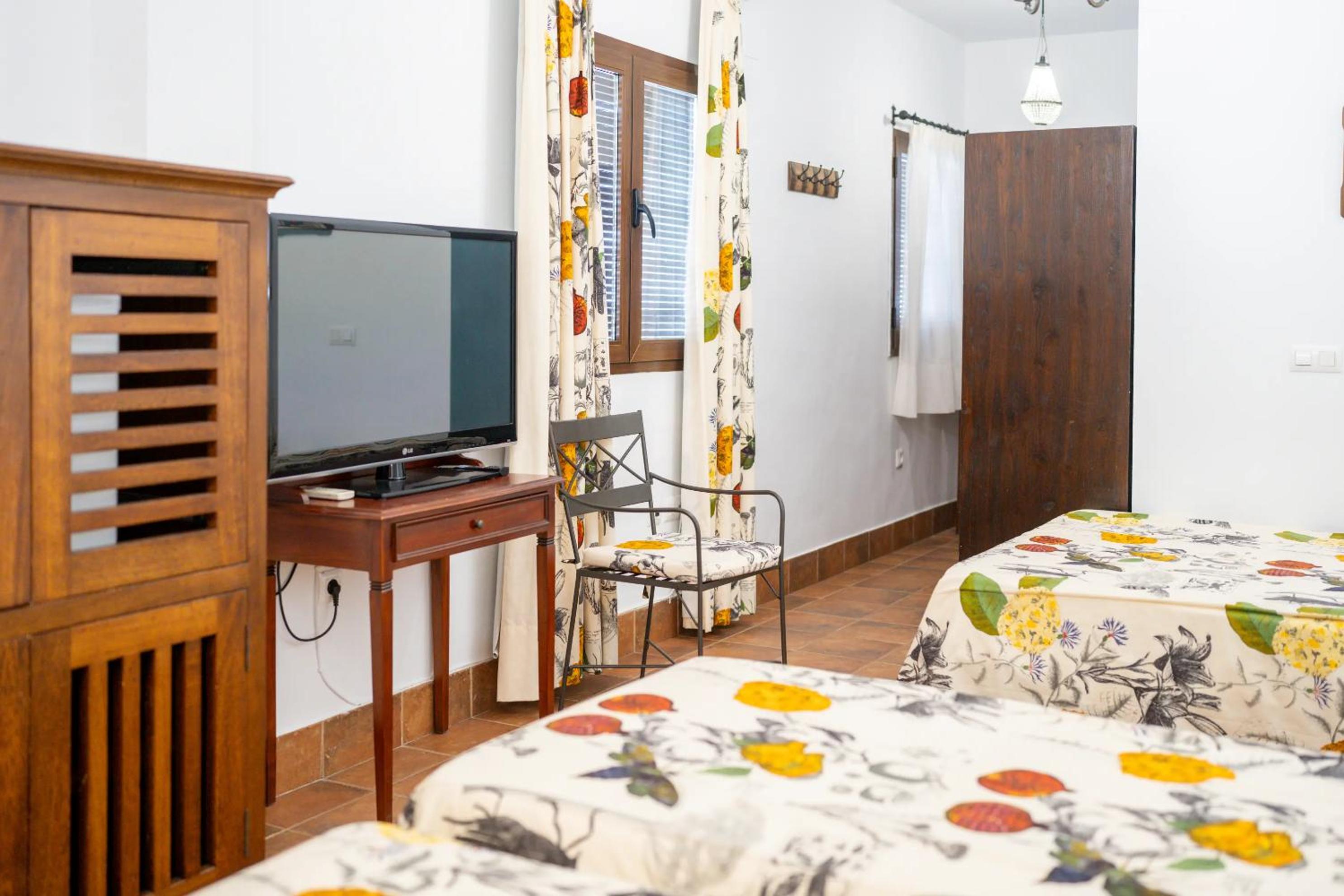 Family Room (2 Adults + 2 Children) - Photo 19