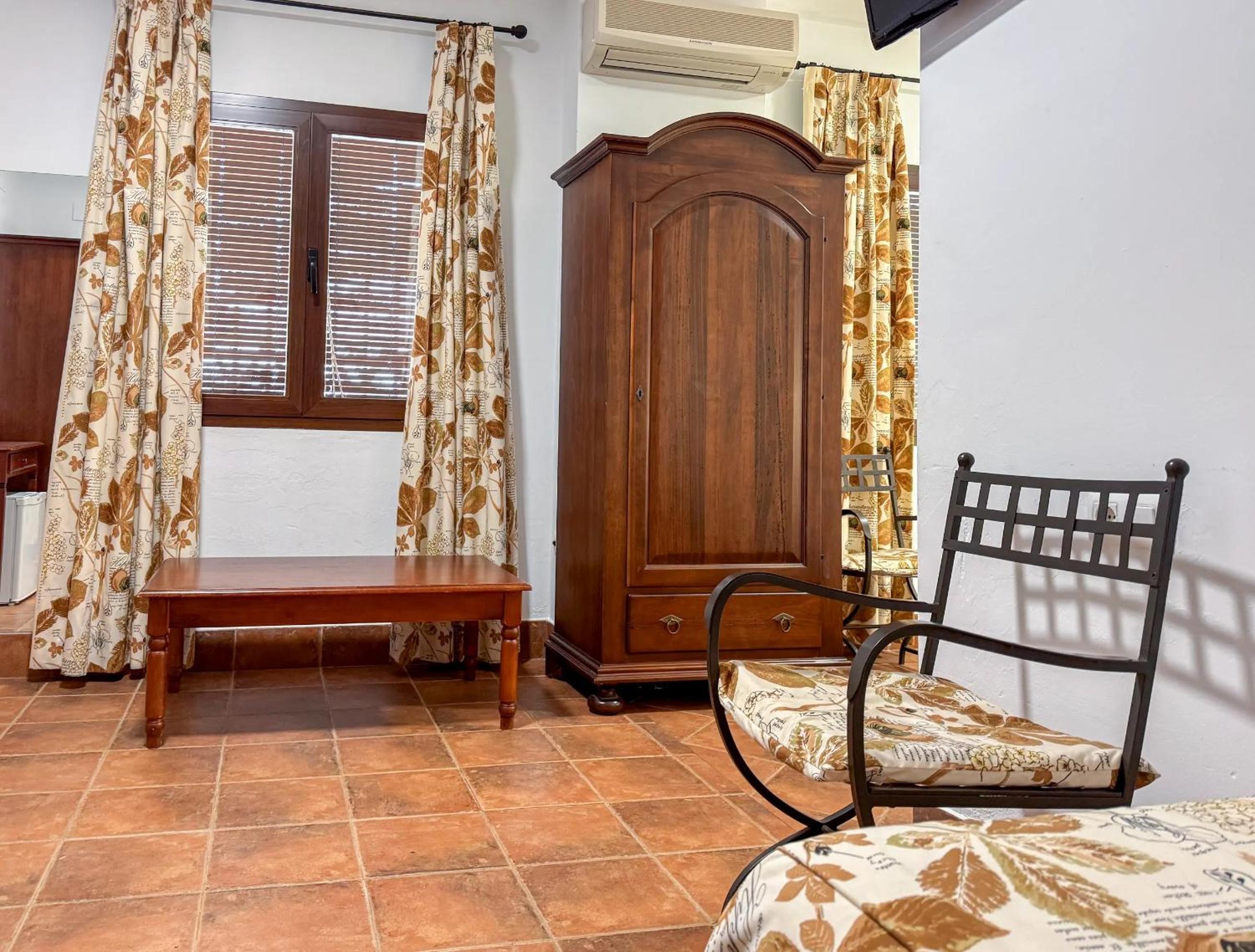 Family Room (2 Adults + 2 Children) - Photo 7