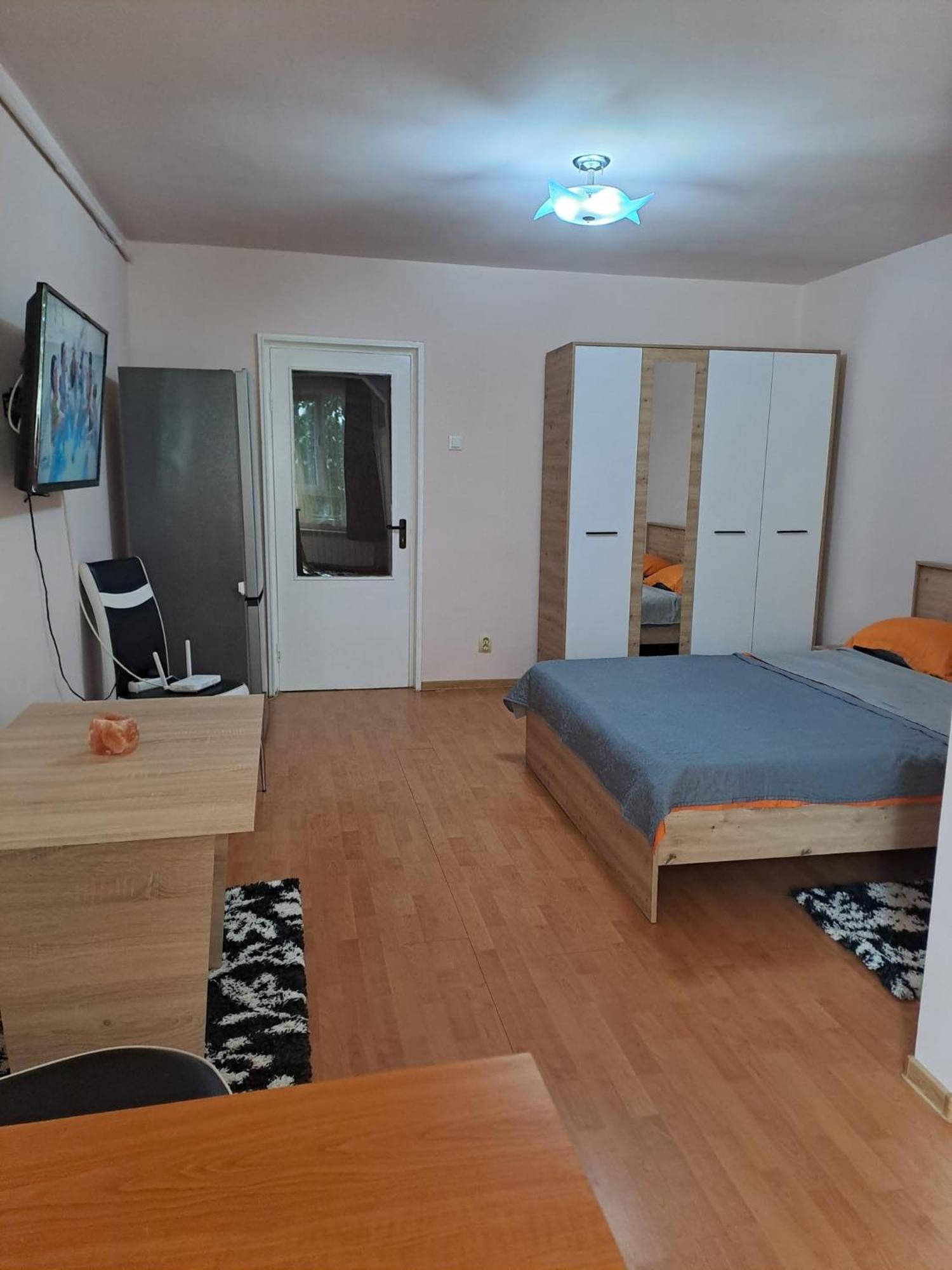 One-Bedroom Apartment photo 1