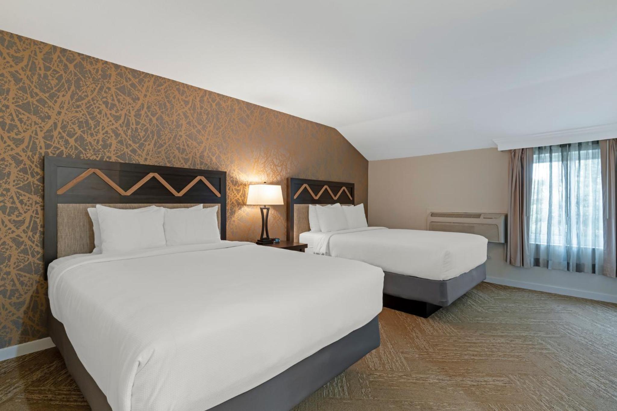 One-Bedroom Queen Suite with Two Queen Beds and Sofa Bed - Non-Smoking photo 3