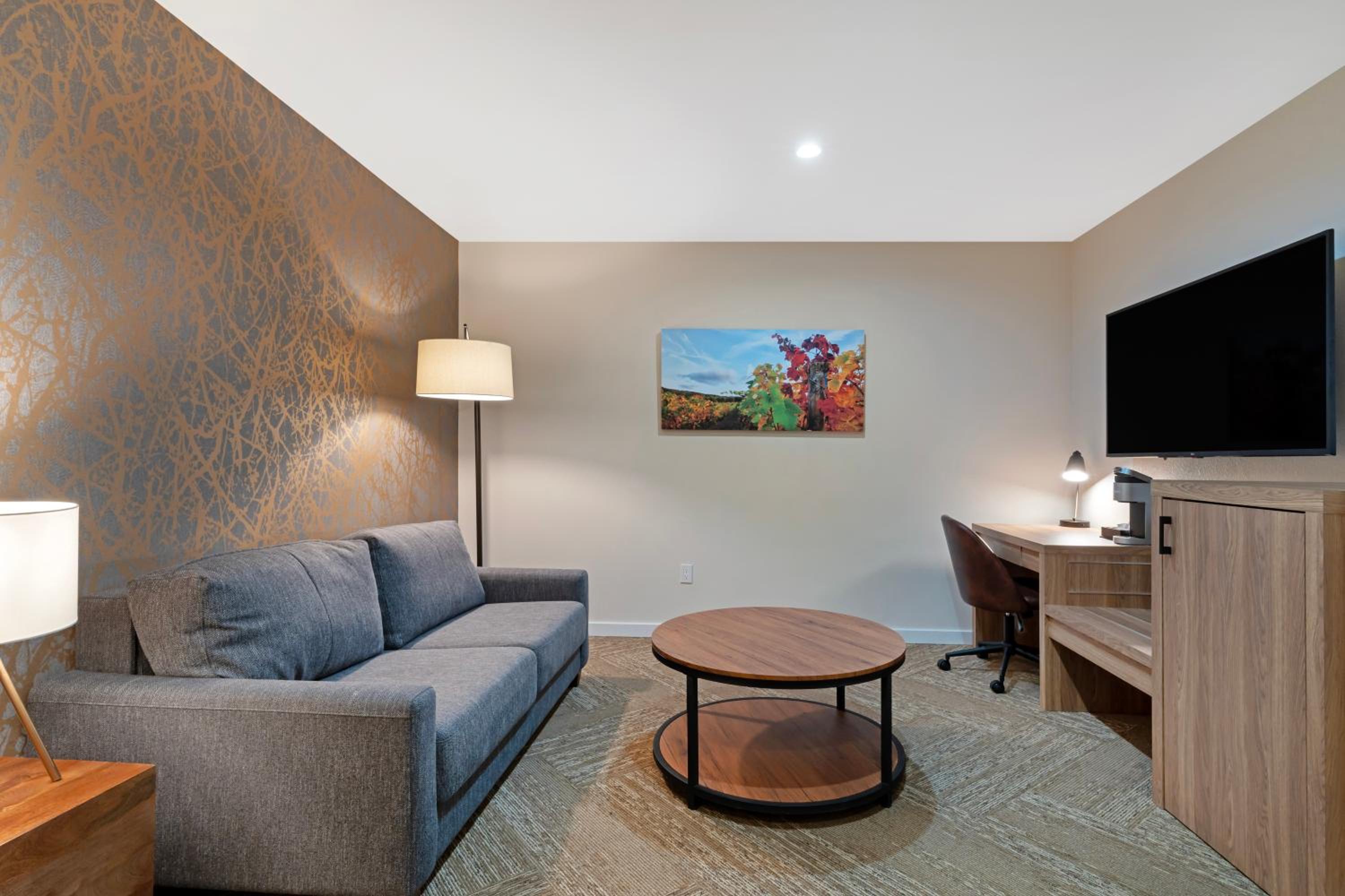 One-Bedroom Queen Suite with Two Queen Beds and Sofa Bed - Non-Smoking photo 1