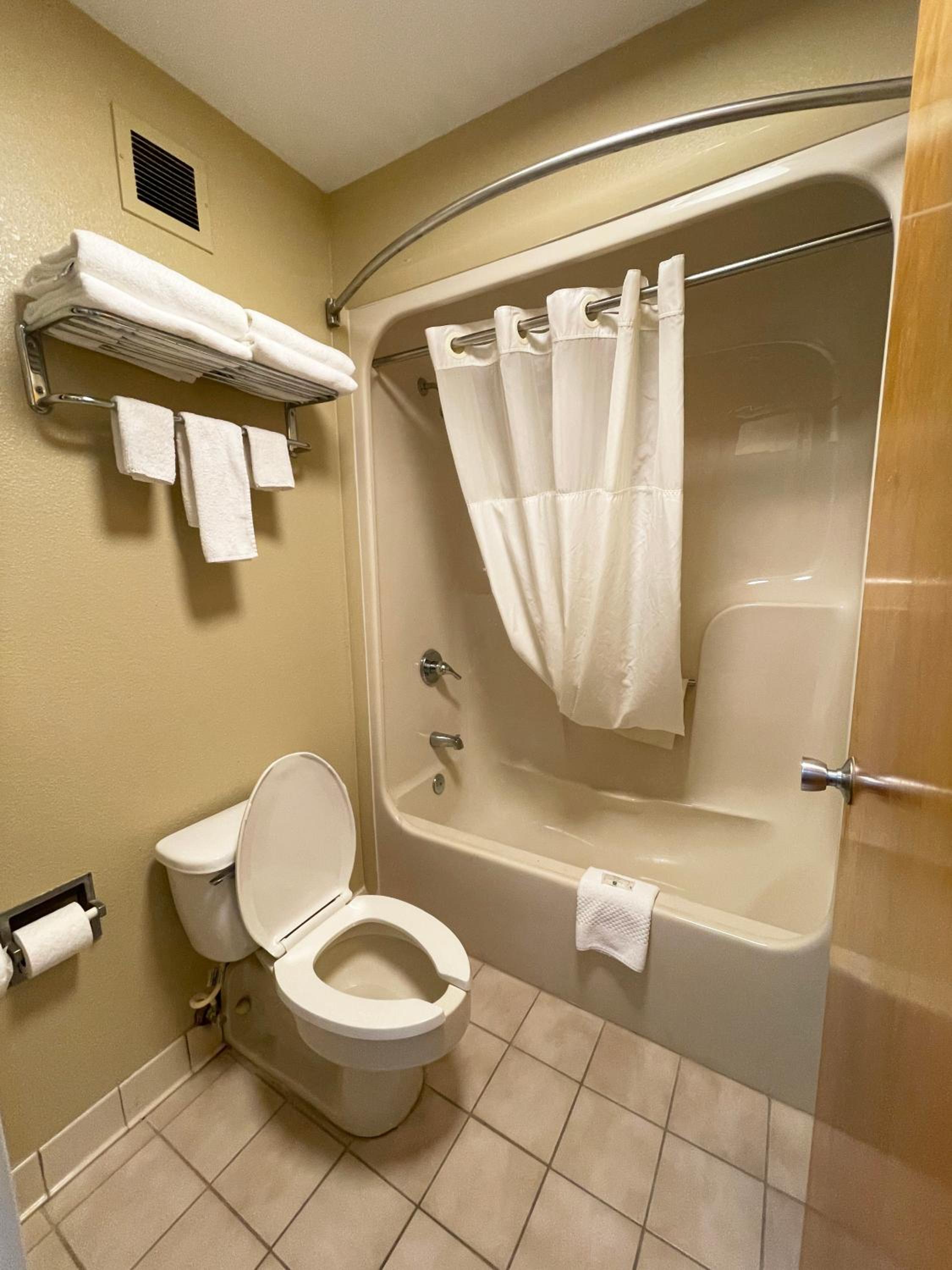 Queen Room with Two Queen Beds - Smoking - Photo 7