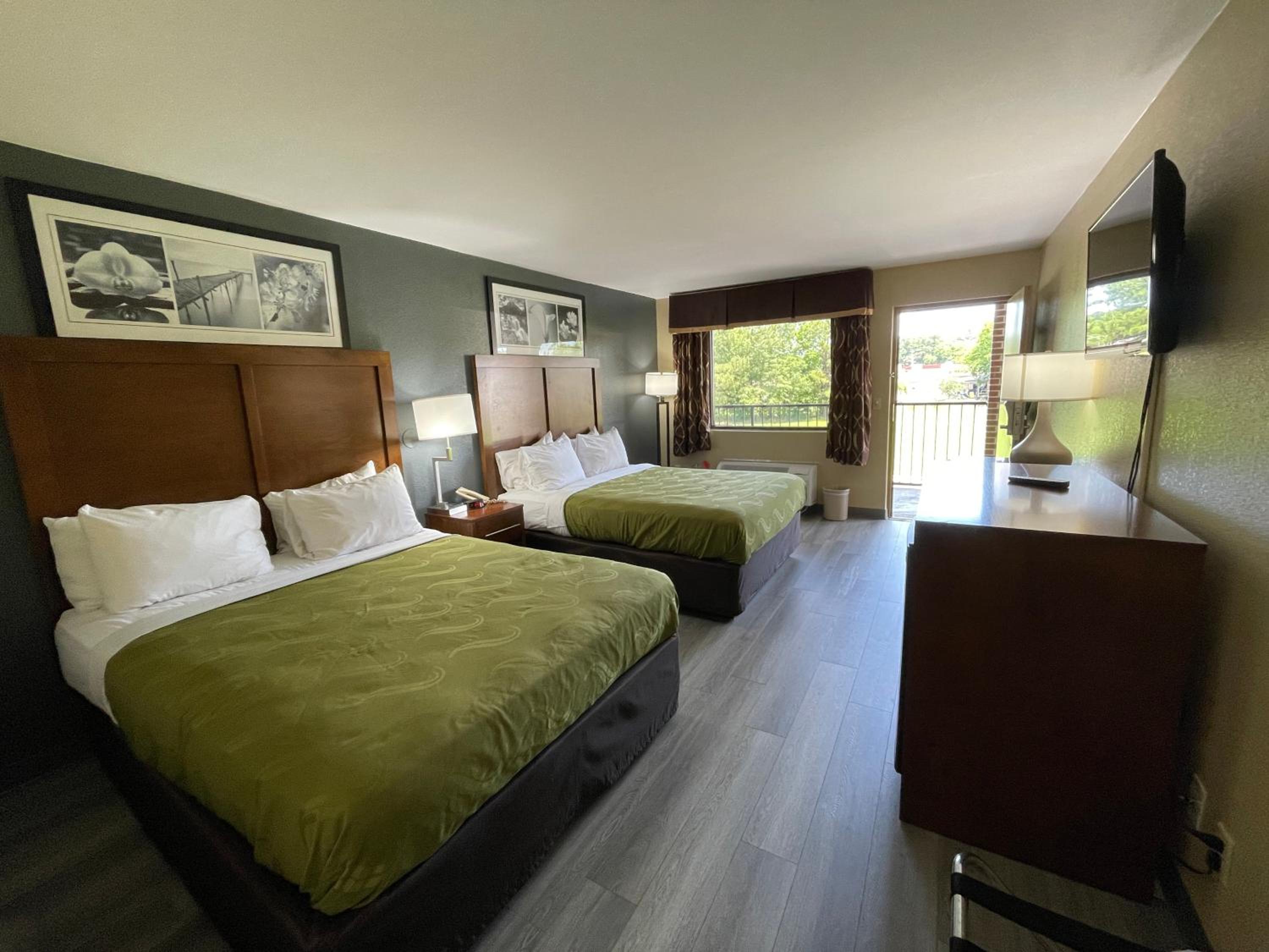 Queen Room with Two Queen Beds - Smoking - Photo 8