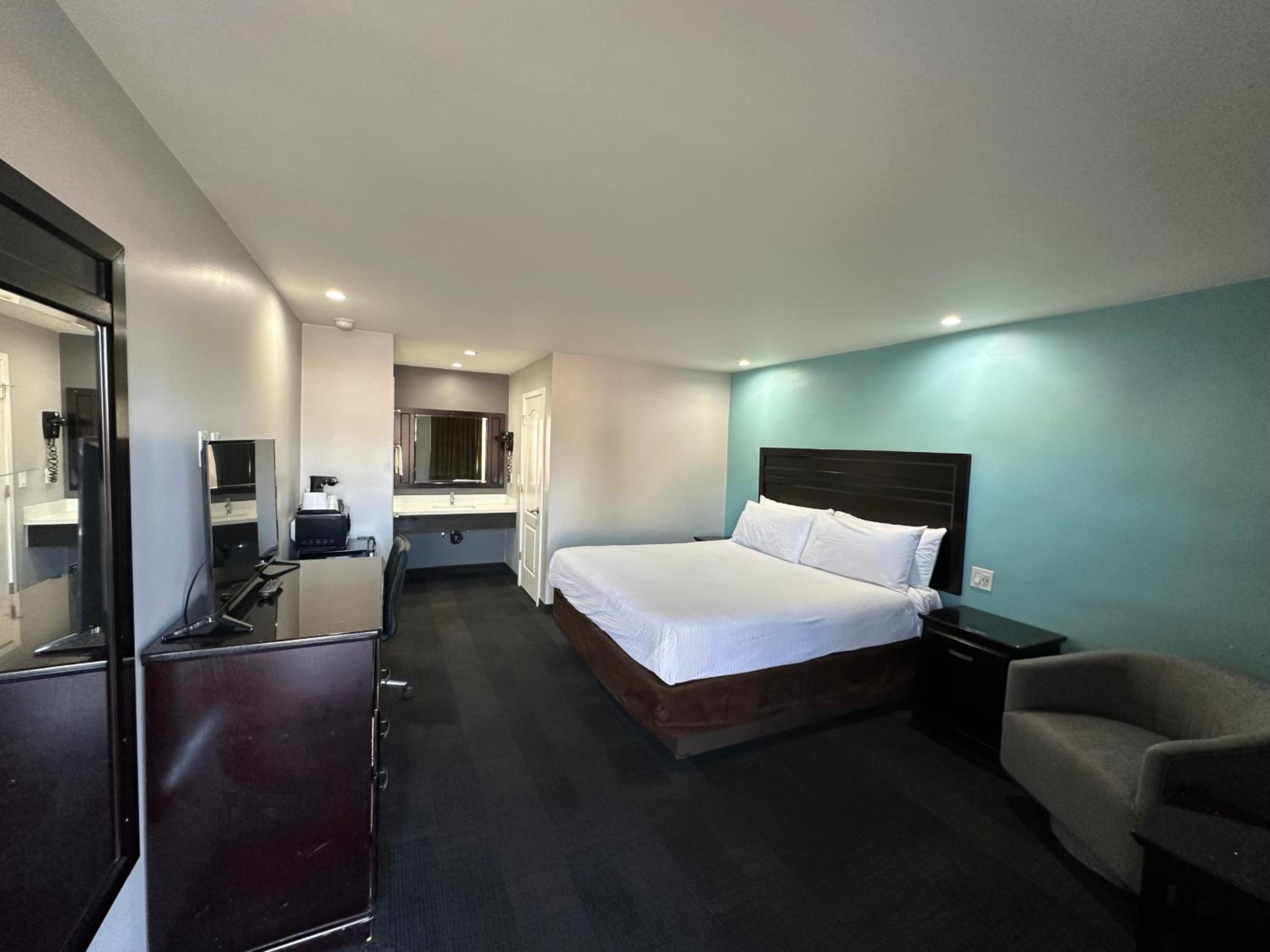 Deluxe King Room - Non-Smoking - Photo 2