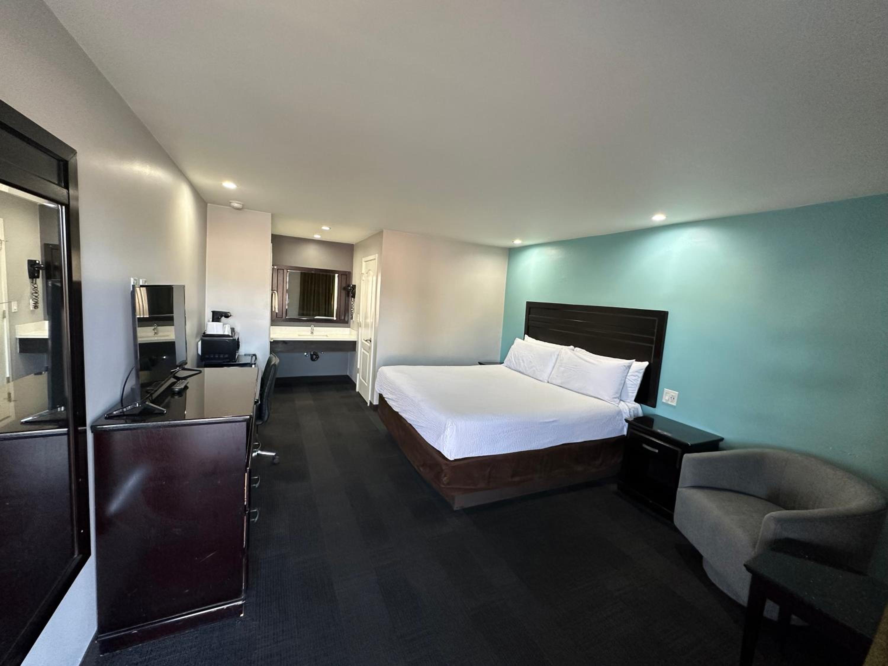 Deluxe King Room - Non-Smoking - Photo 1