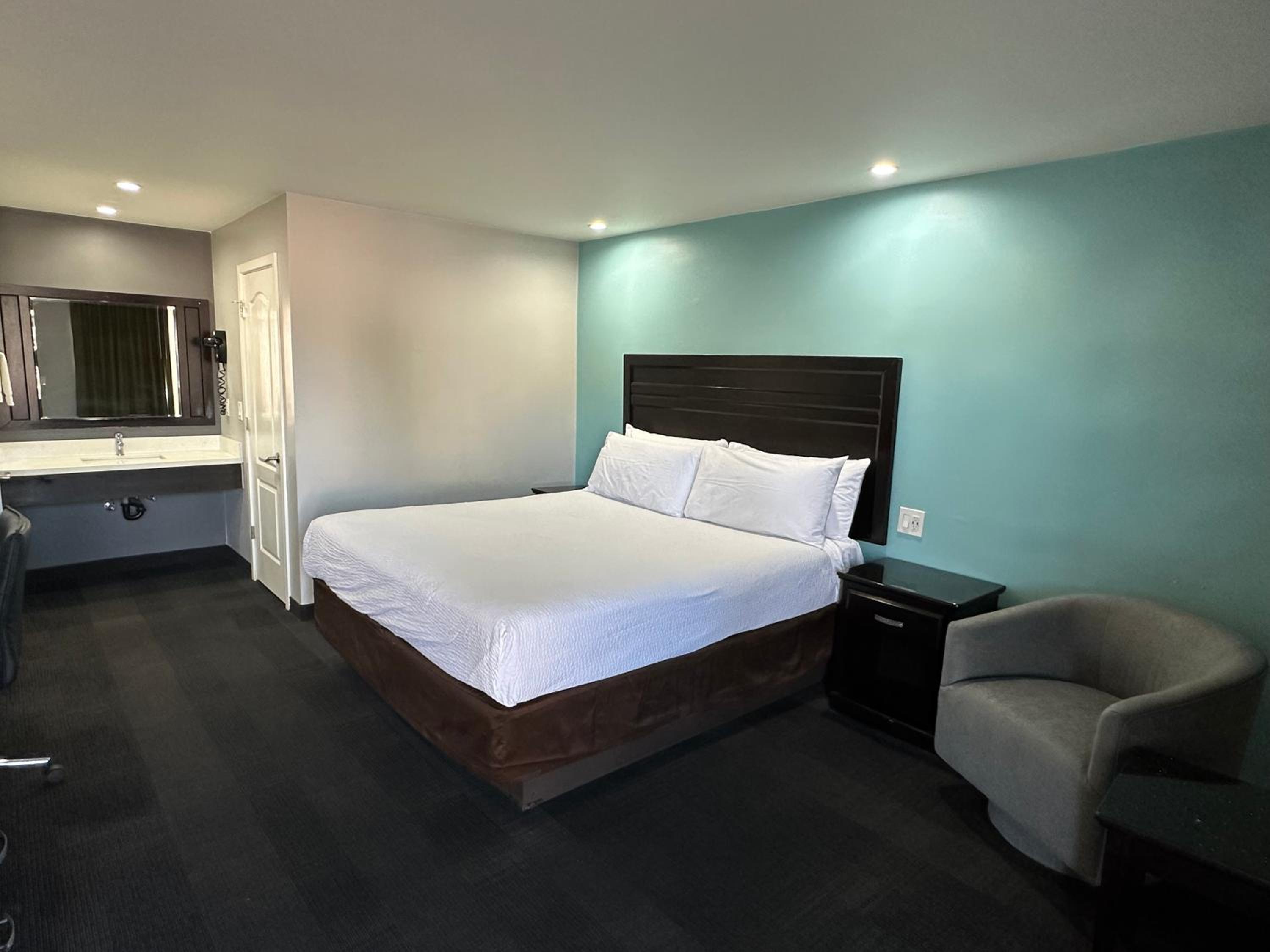 Deluxe King Room - Non-Smoking - Photo 3