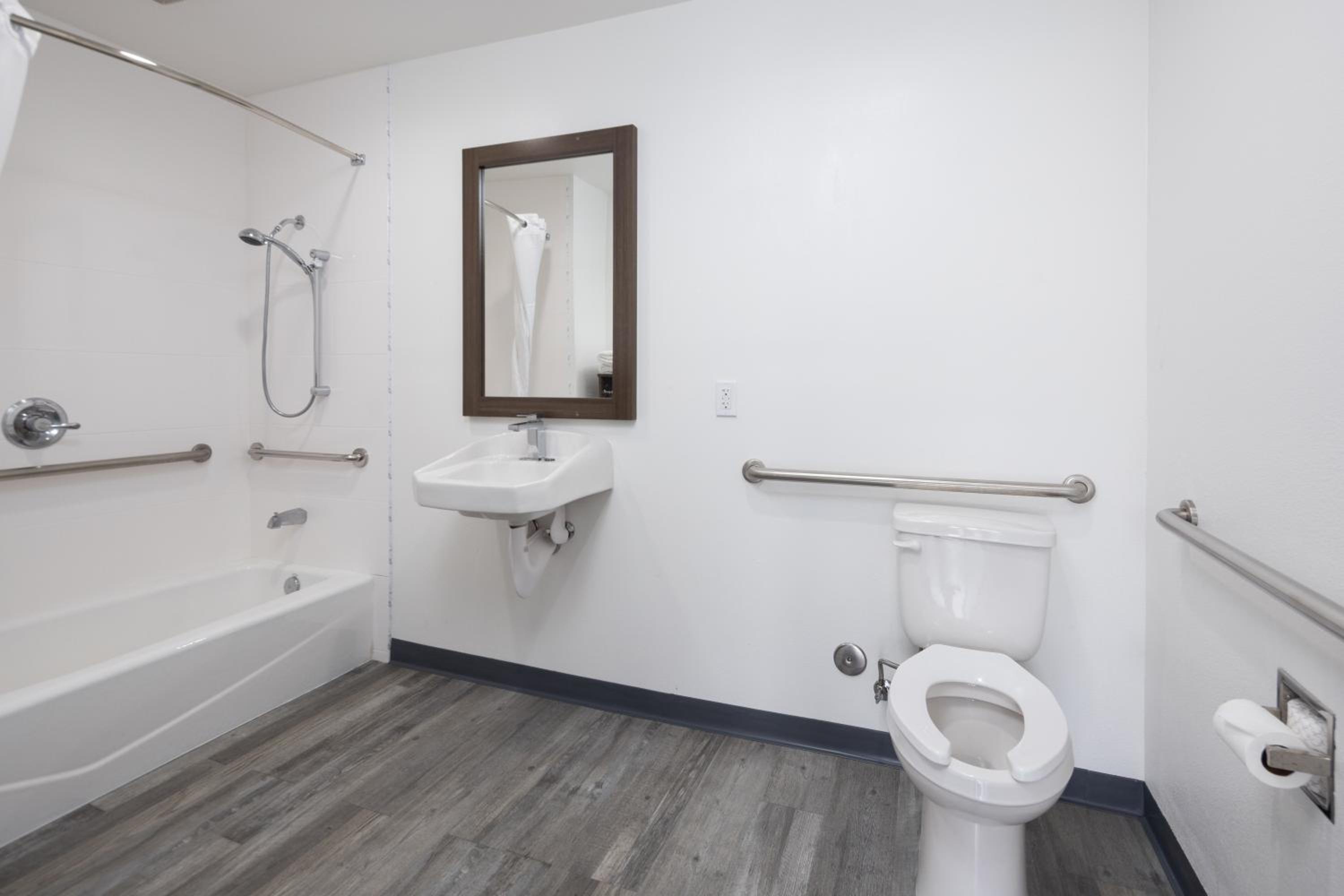 Double Room with Bathtub w/Grab Bars - Mobility Accessible/Non-Smoking photo 3