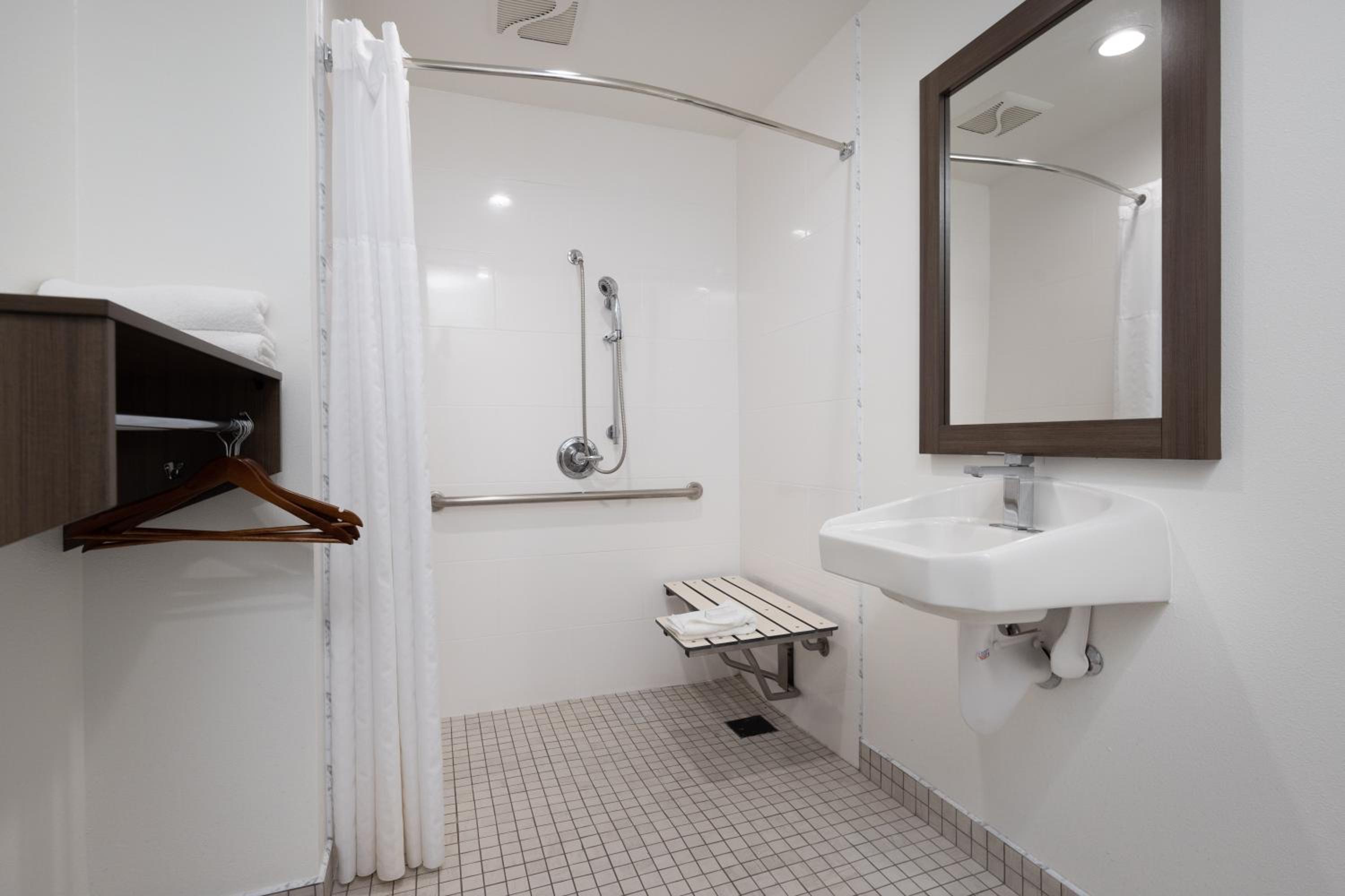 Double Room with Roll-In Shower - Mobility Accessible/Non-Smoking photo 2