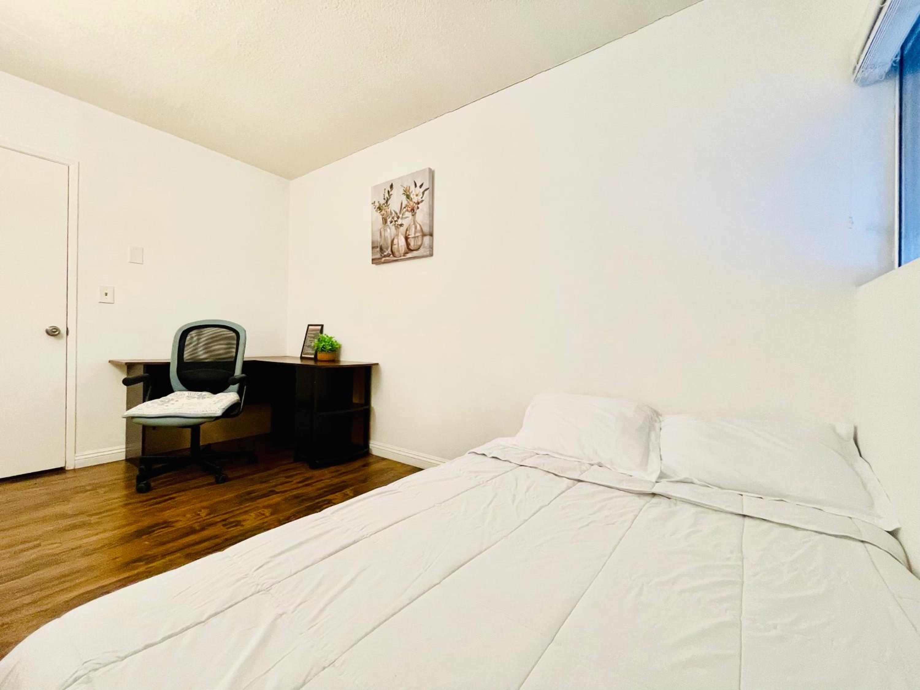 Double Room with Shared Bathroom photo 3
