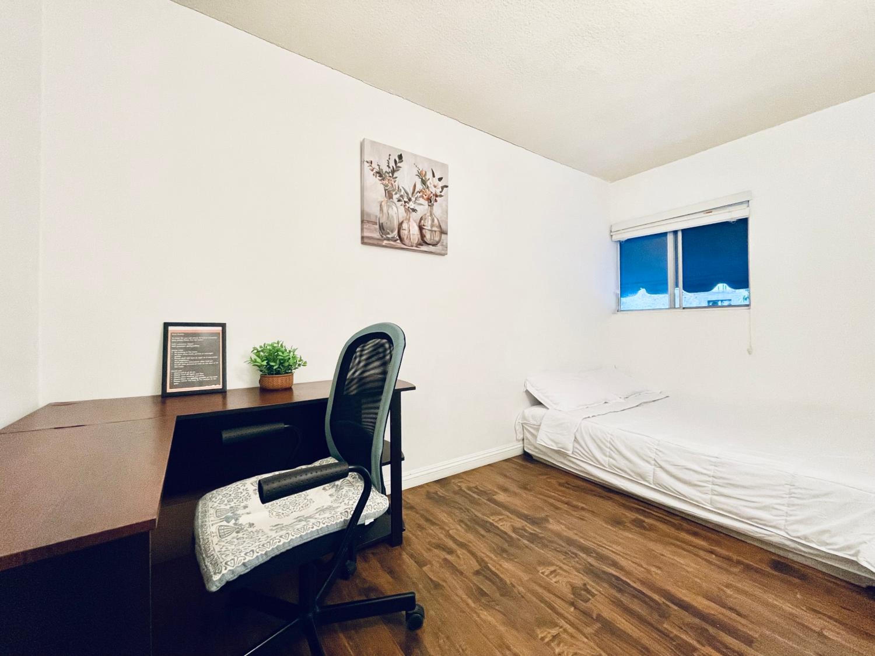Double Room with Shared Bathroom photo 2