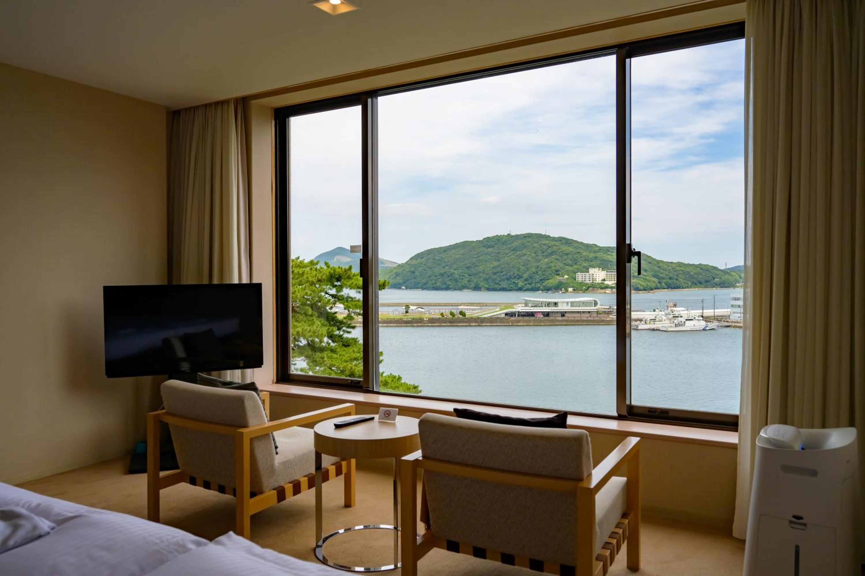 Standard Twin Room with Extra Bed and Harbor View - Non-Smoking photo 3