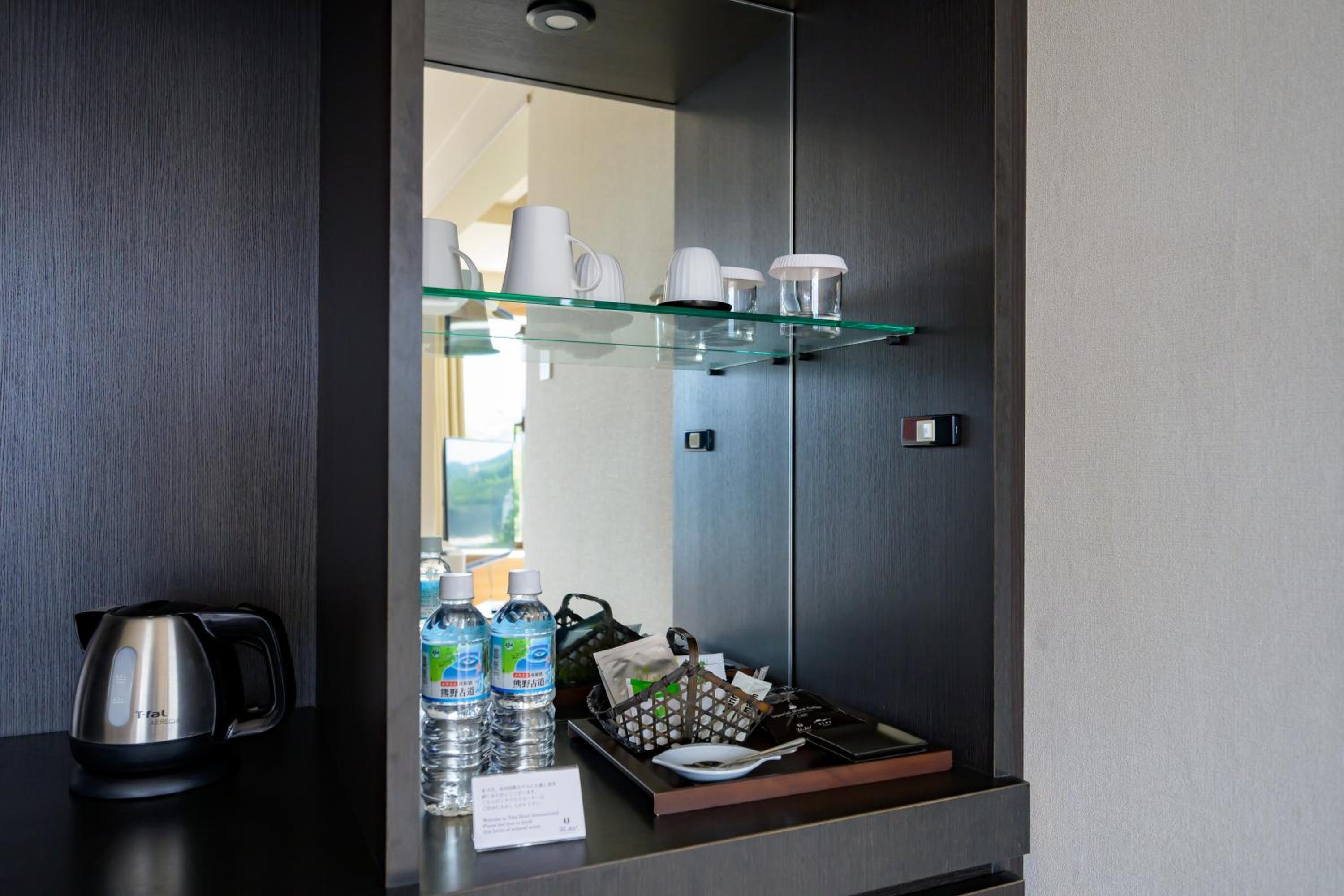 Suite with Mountain View - Non-Smoking photo 2