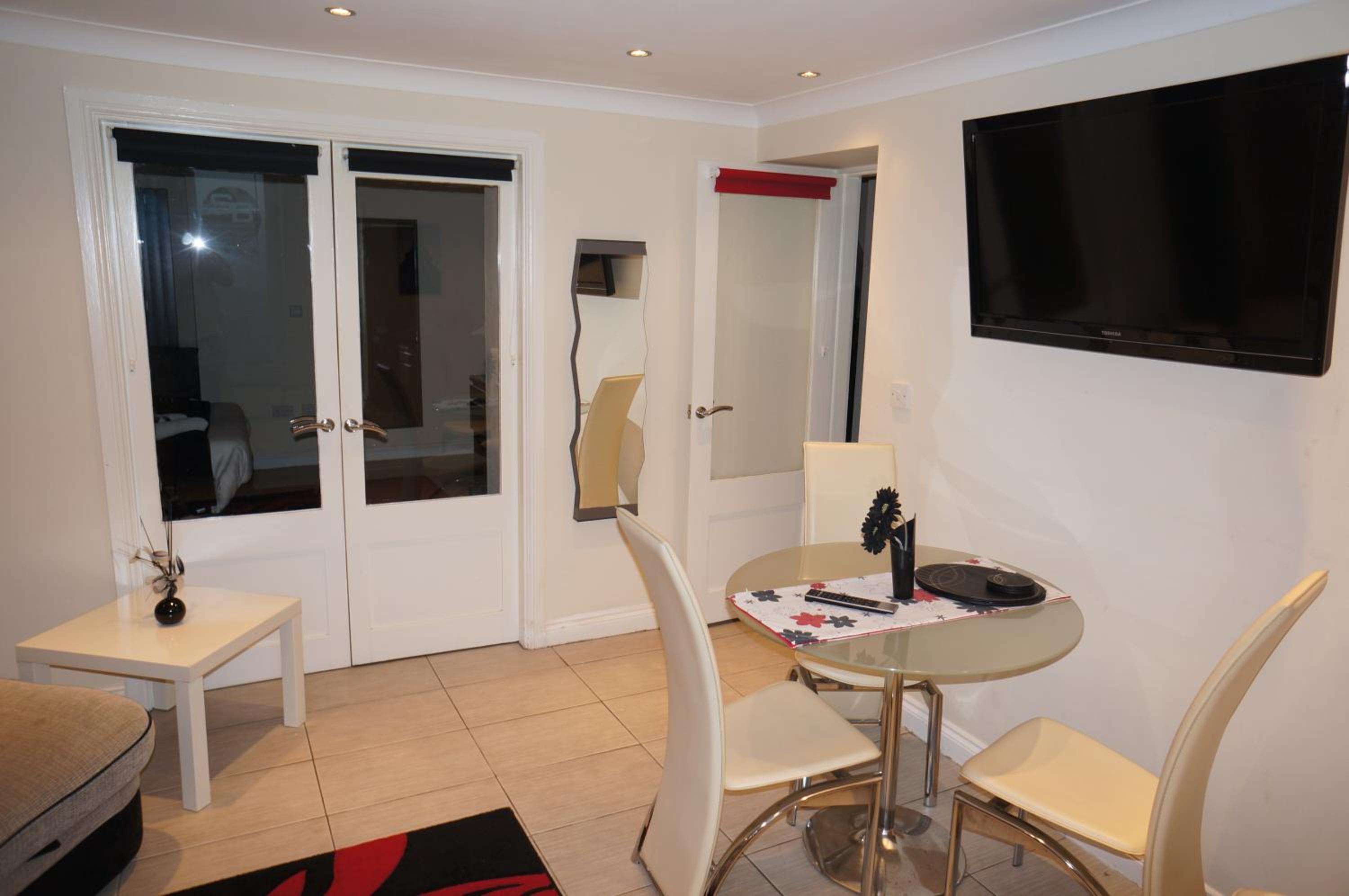 Apartment Lower Ground Floor with Terrace  photo 3