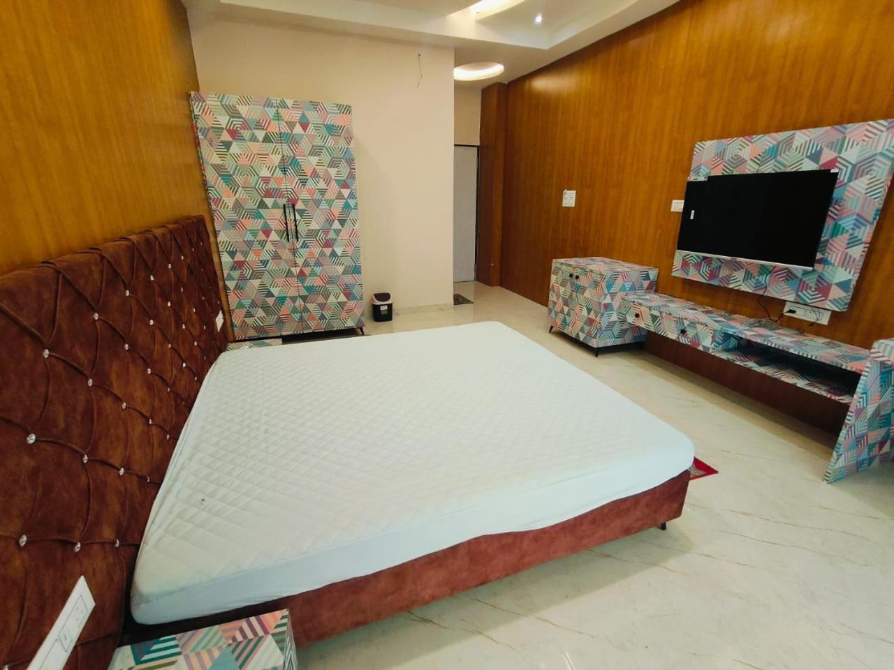Deluxe Double Room (2 Adults + 1 Child)
