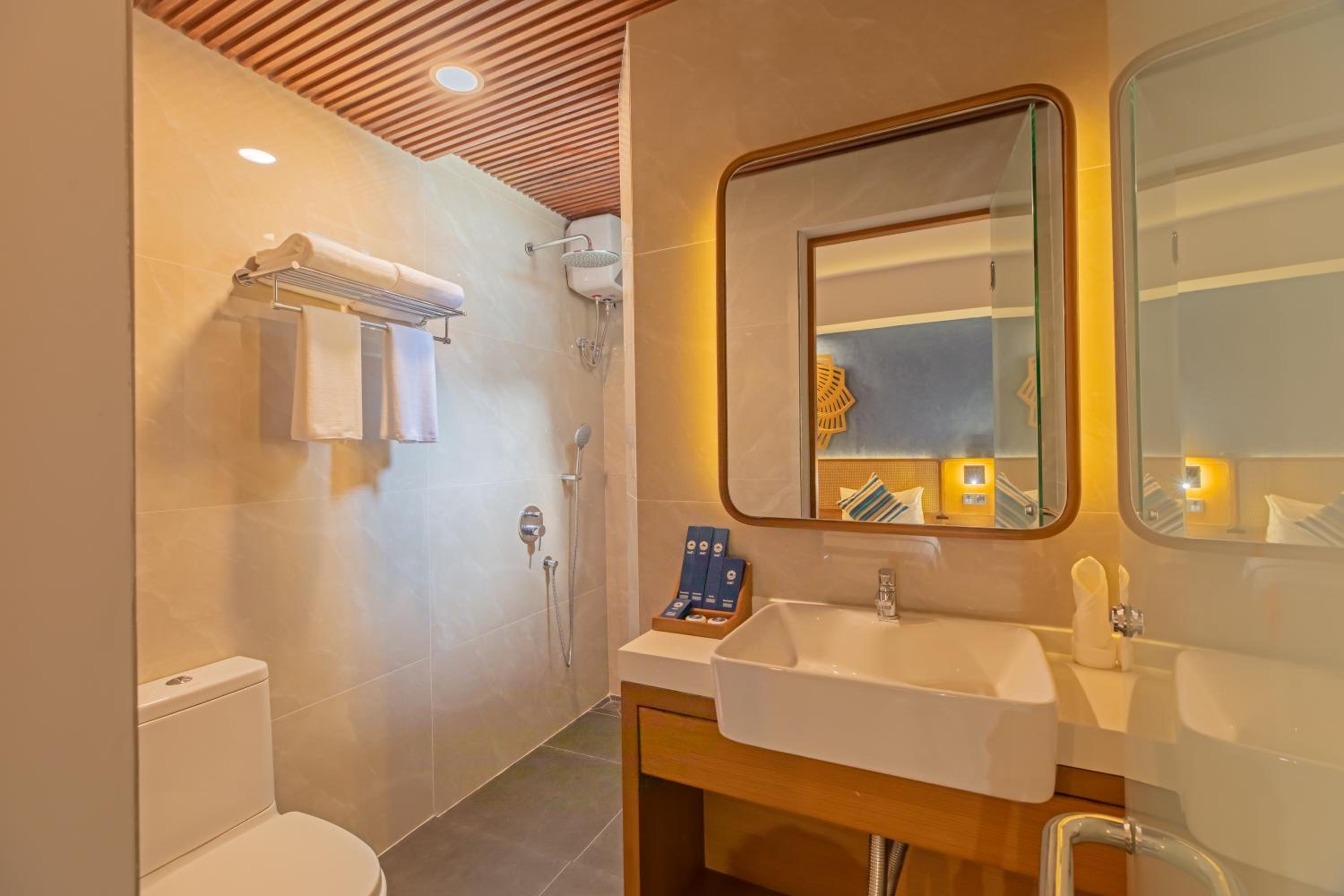 Executive Suite - Photo 8