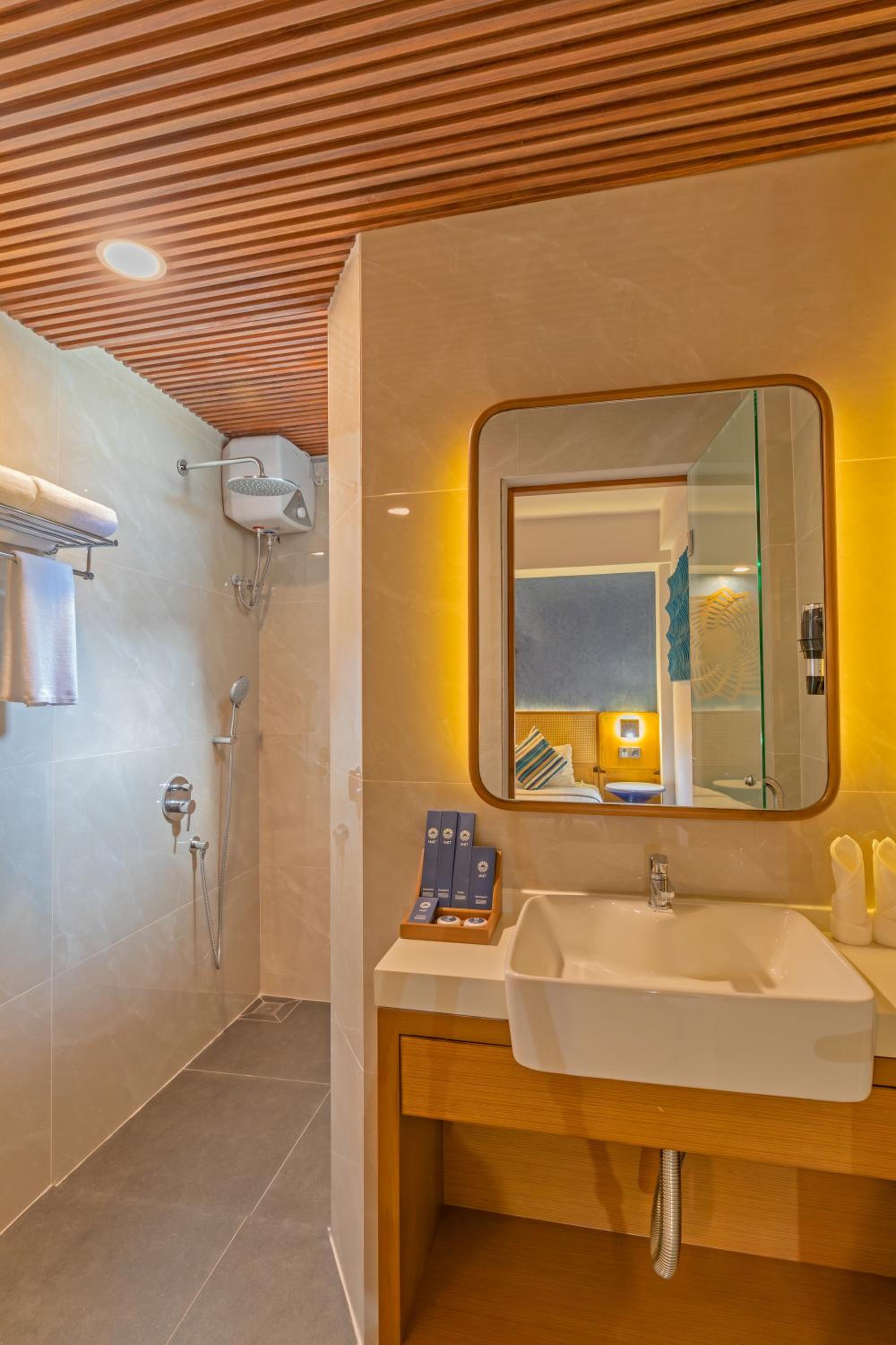 Executive Suite - Photo 4