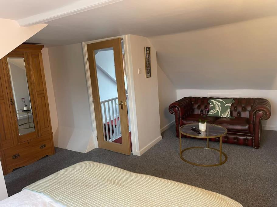One-Bedroom Apartment photo 3