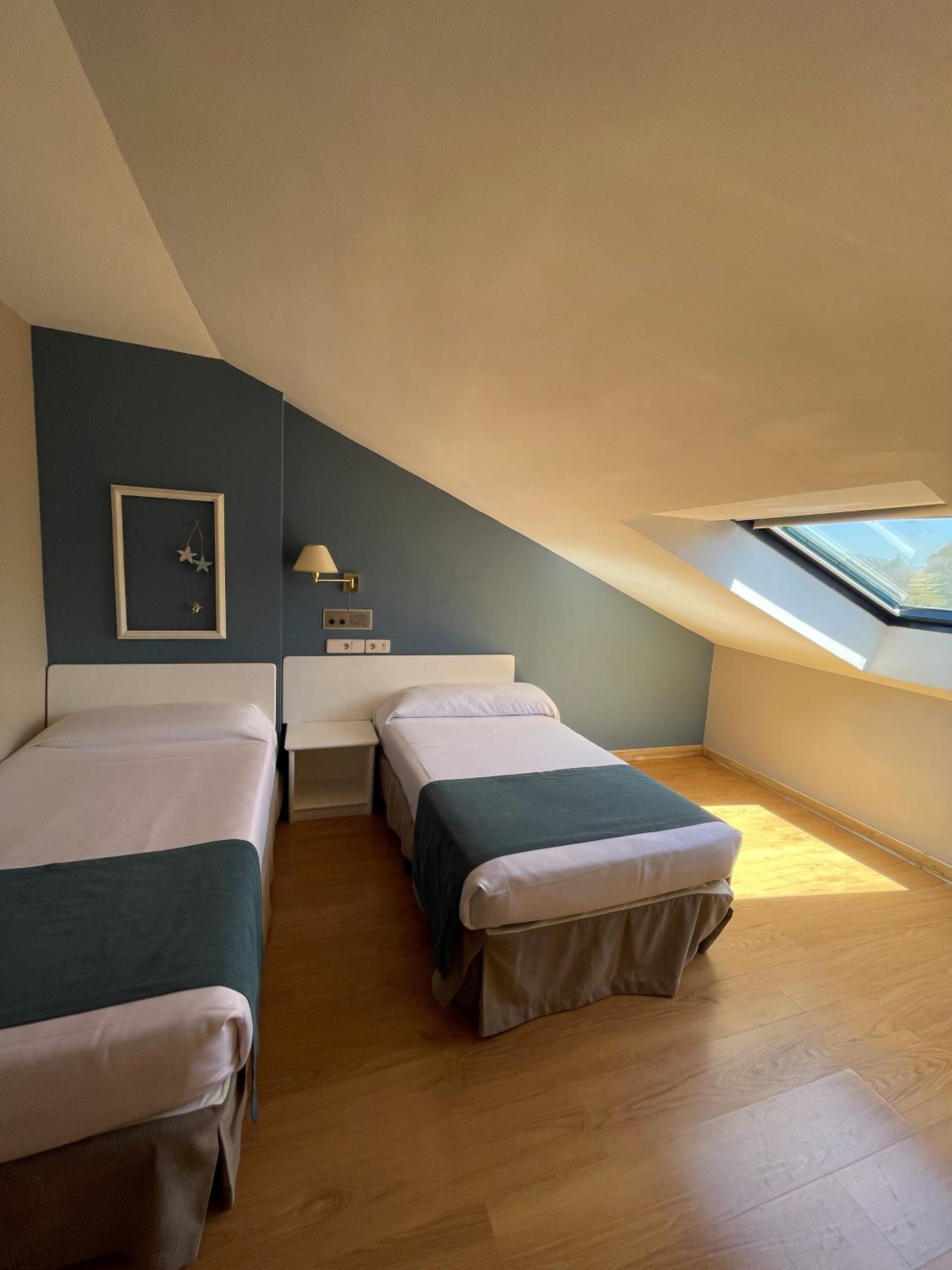 Economy Twin Room photo 3