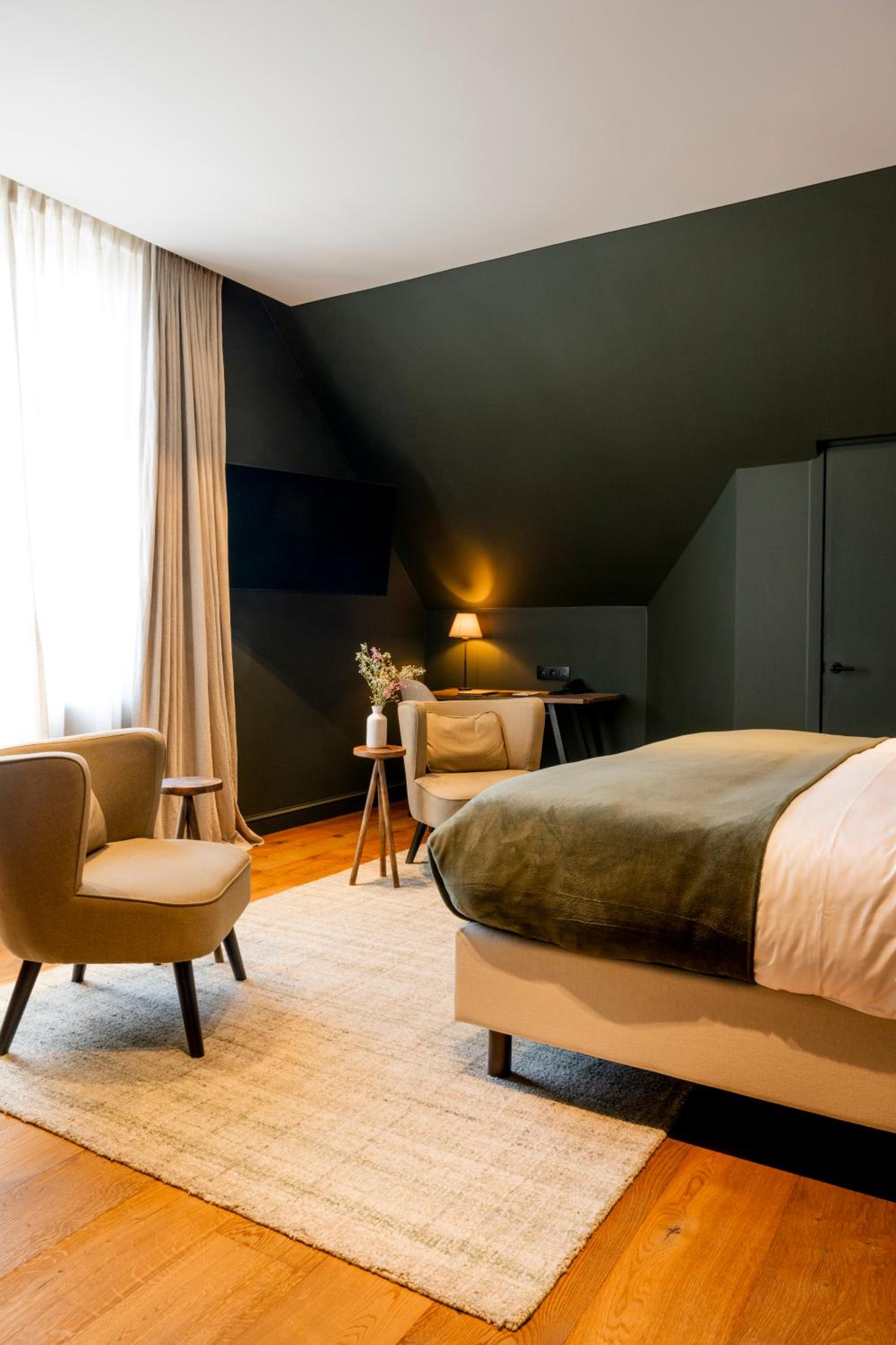 Signature room