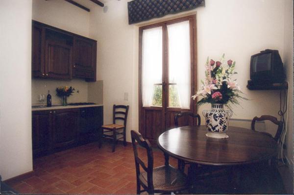 Apartment with Balcony - Photo 4