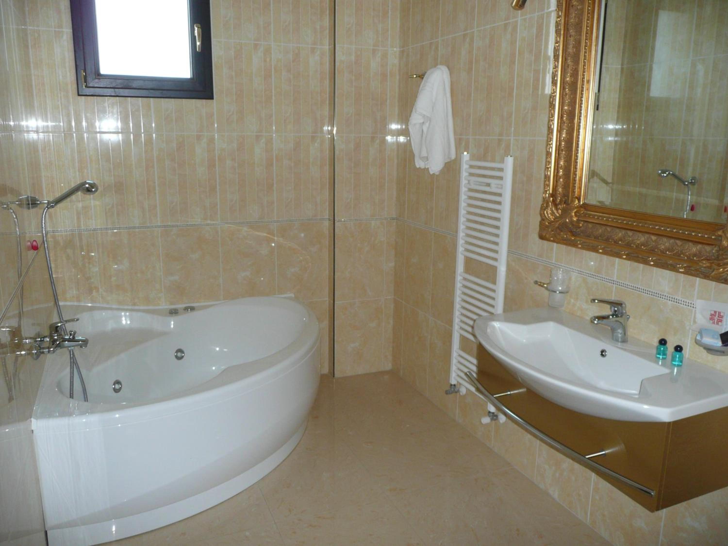 Double Room with Spa Bath photo 2