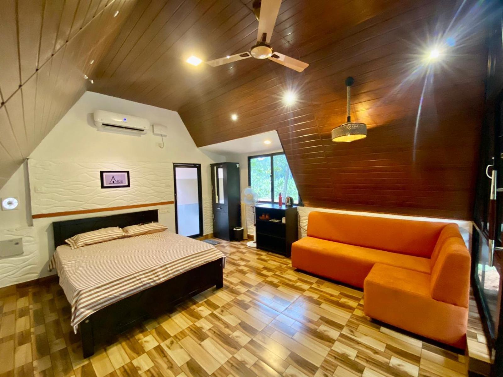 Deluxe Double Room (2 Adults + 1 Child)