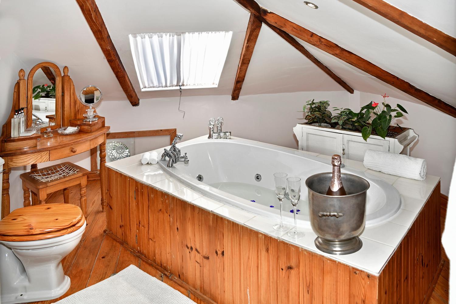  Double Room with bathtub and balcony - Photo 4