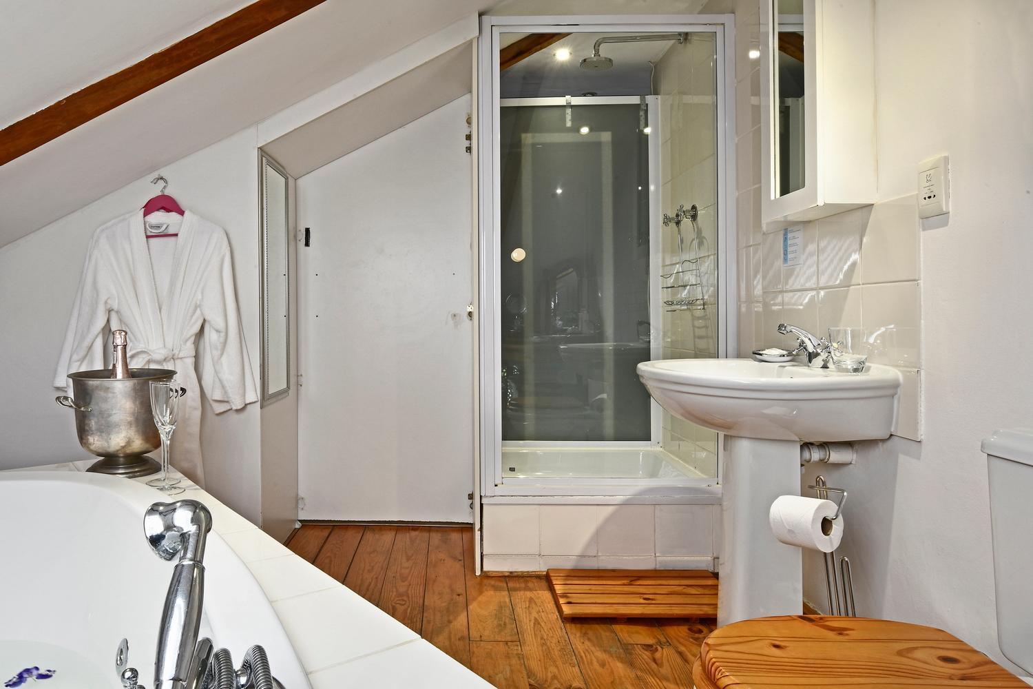  Double Room with bathtub and balcony - Photo 3
