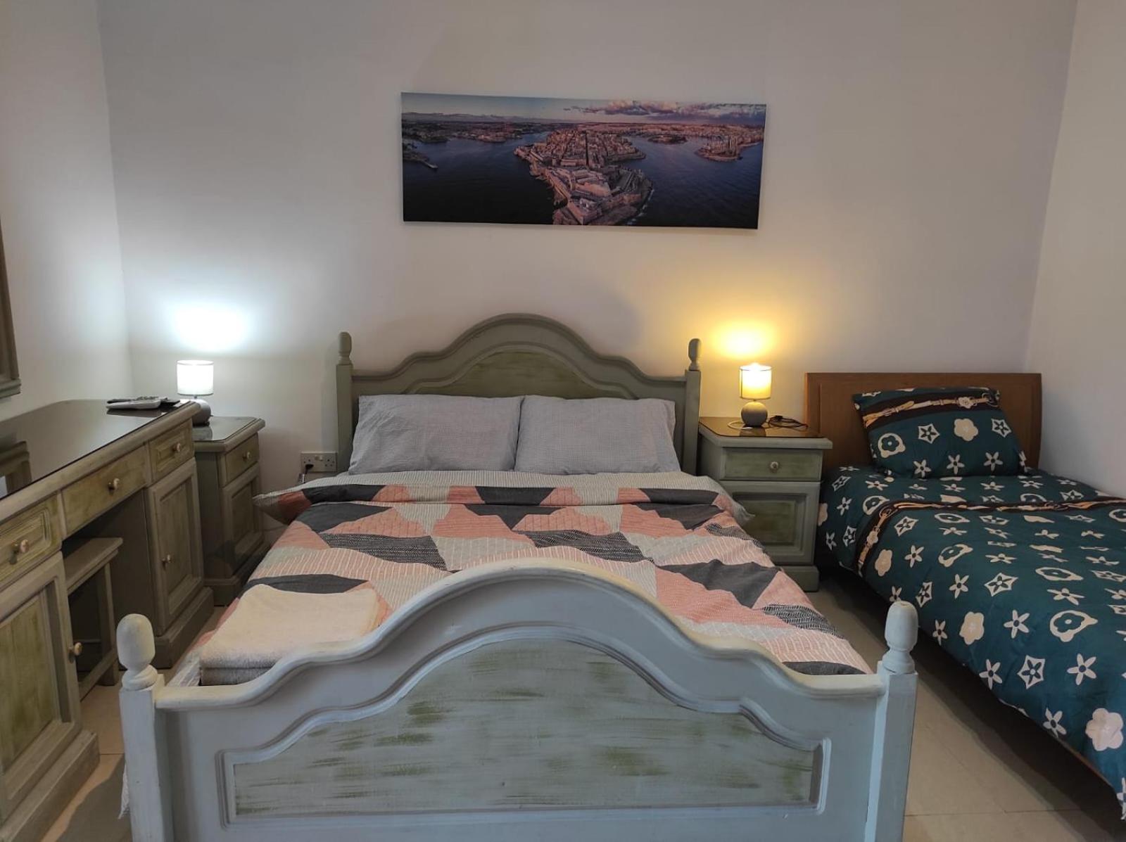 Basic Triple Room with Shared Bathroom photo 3