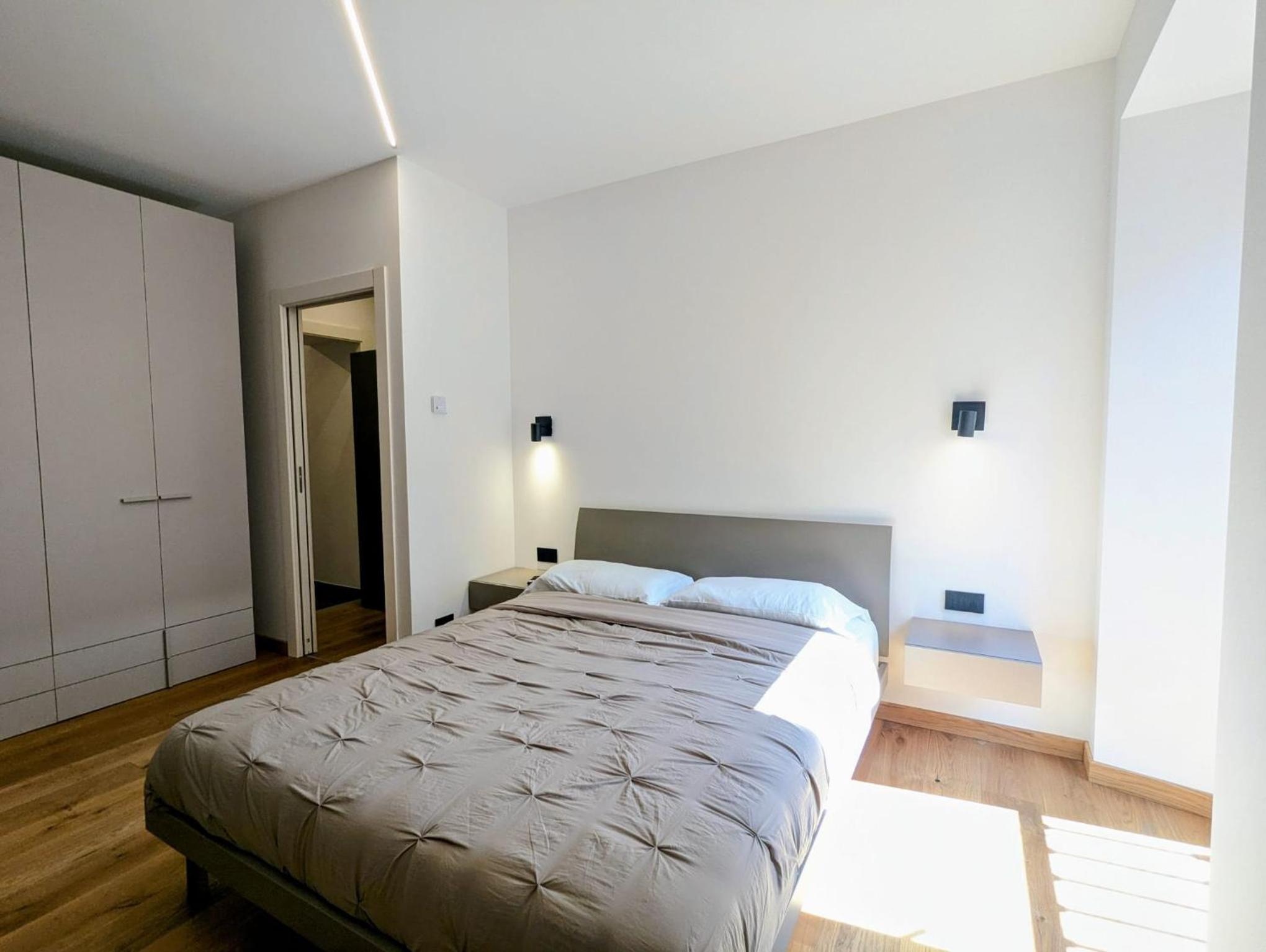 One-Bedroom Apartment photo 1