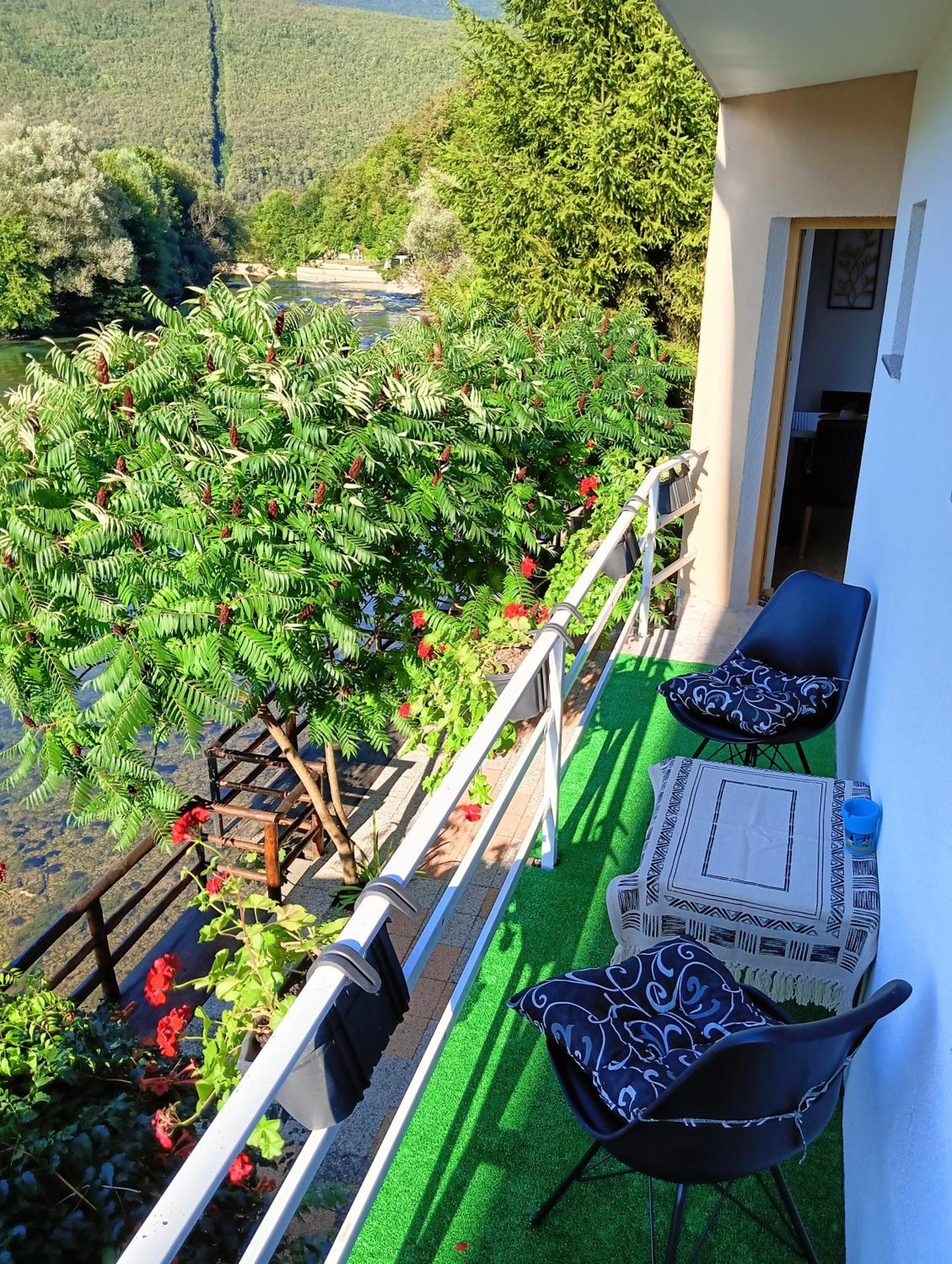 One-Bedroom Apartment with Balcony and Water View photo 3