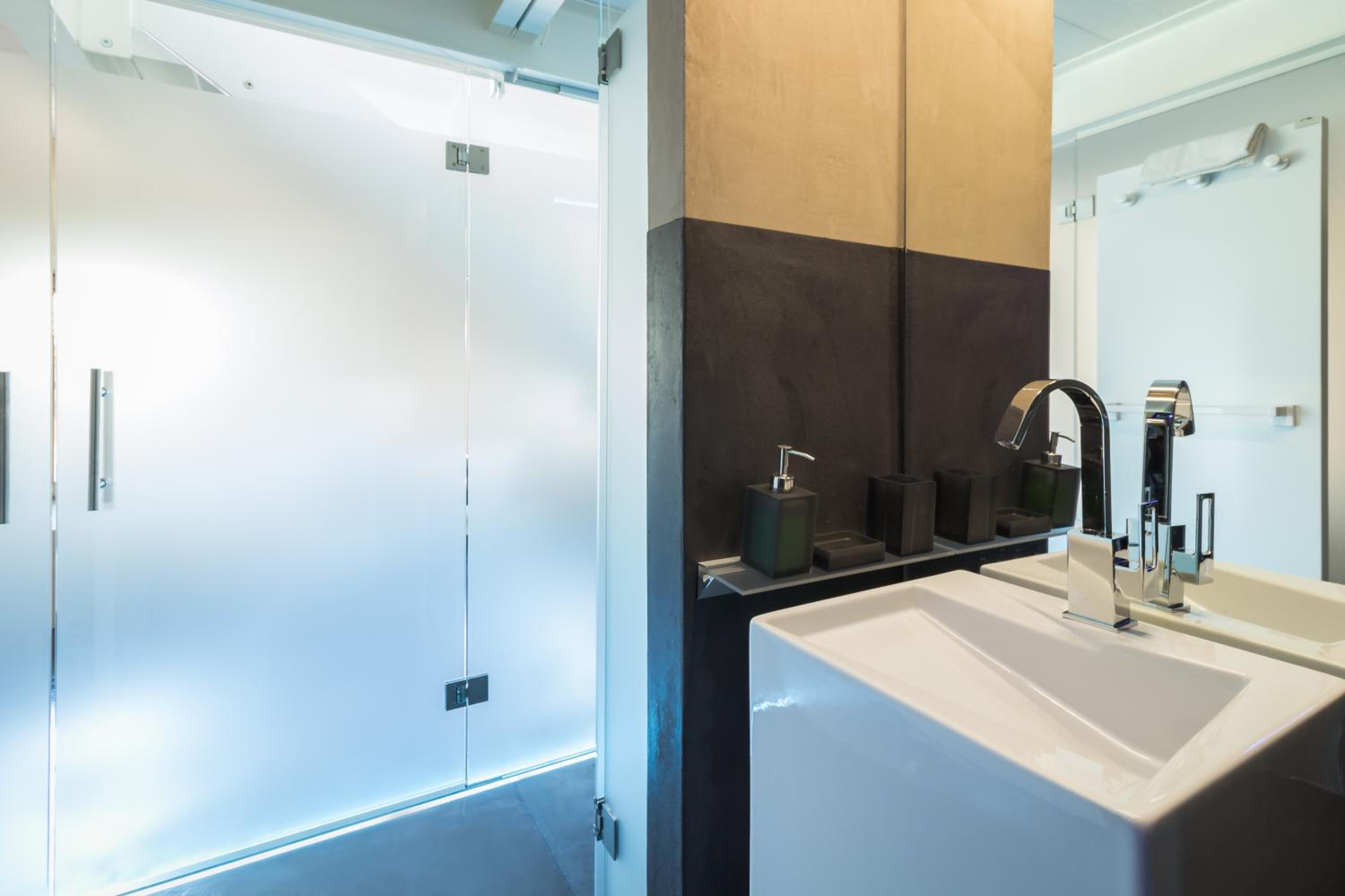 Family Room with Private Bathroom - Photo 8