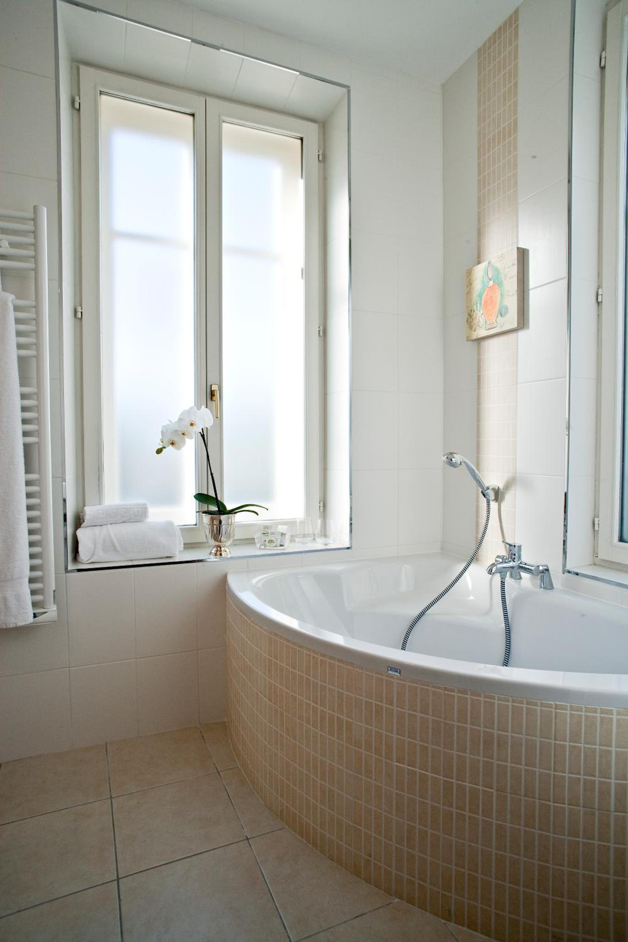One Bedroom King Suite with Sofa Bed - Photo 11