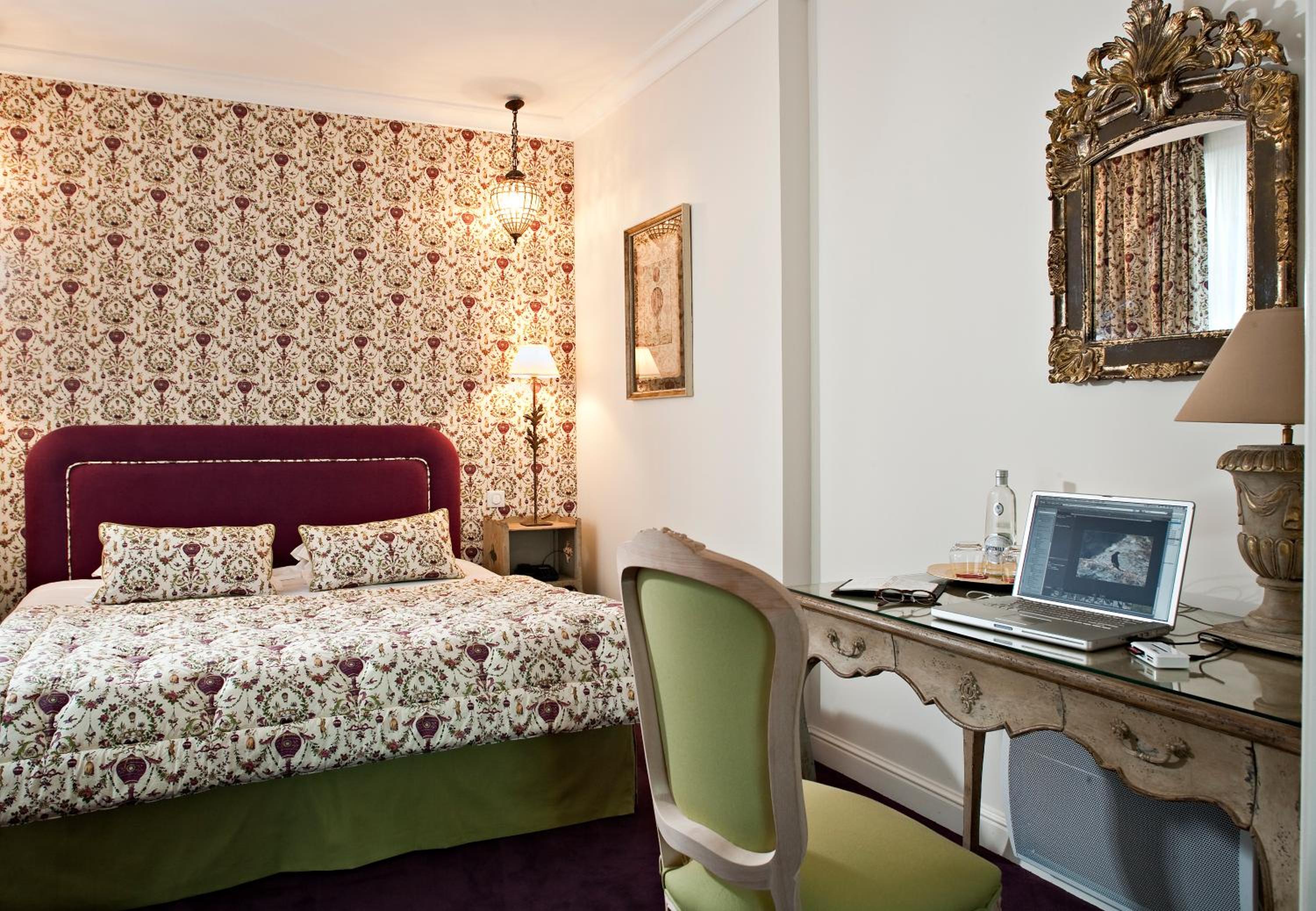One Bedroom King Suite with Sofa Bed - Photo 7