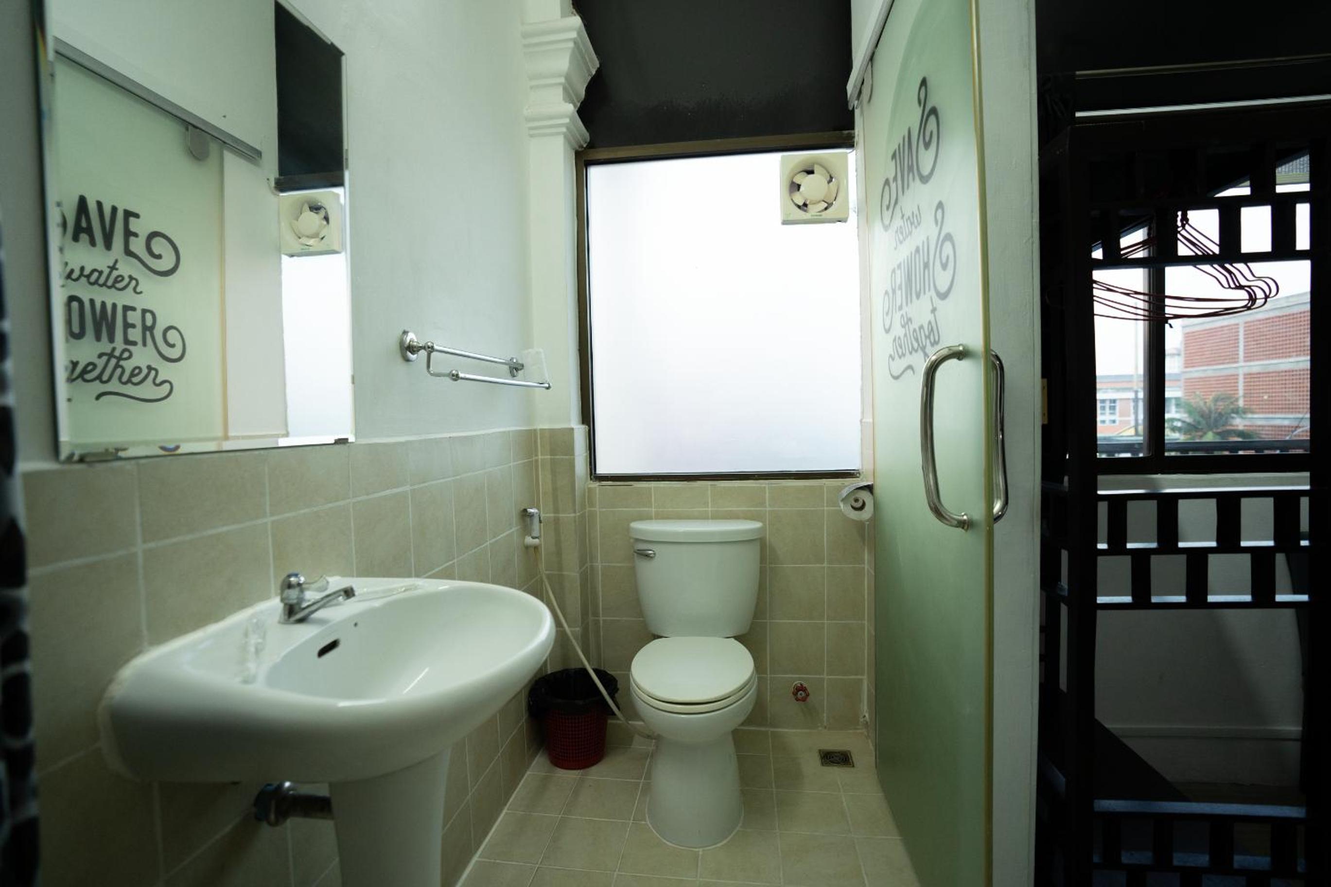 Double or Twin Room with City View - Photo 4