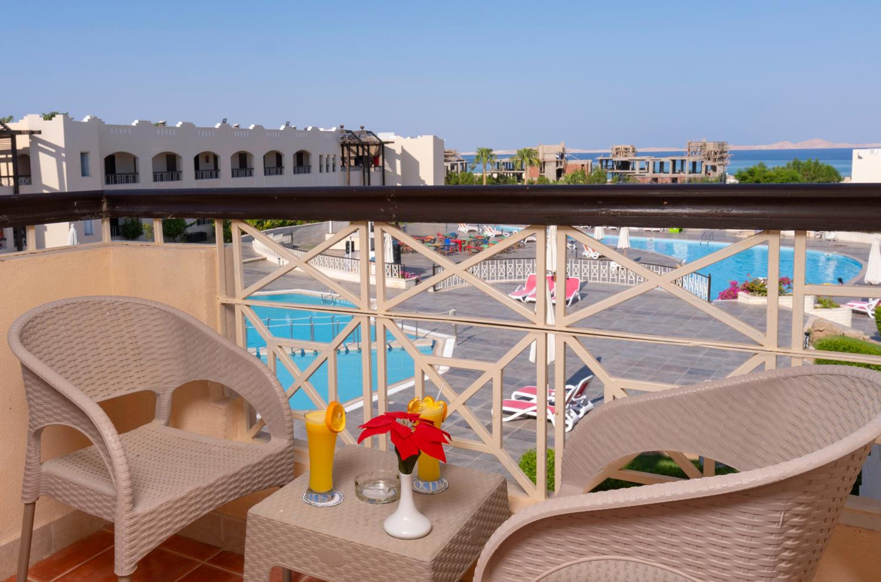 Superior Double or Twin Room with Pool View - Photo 4