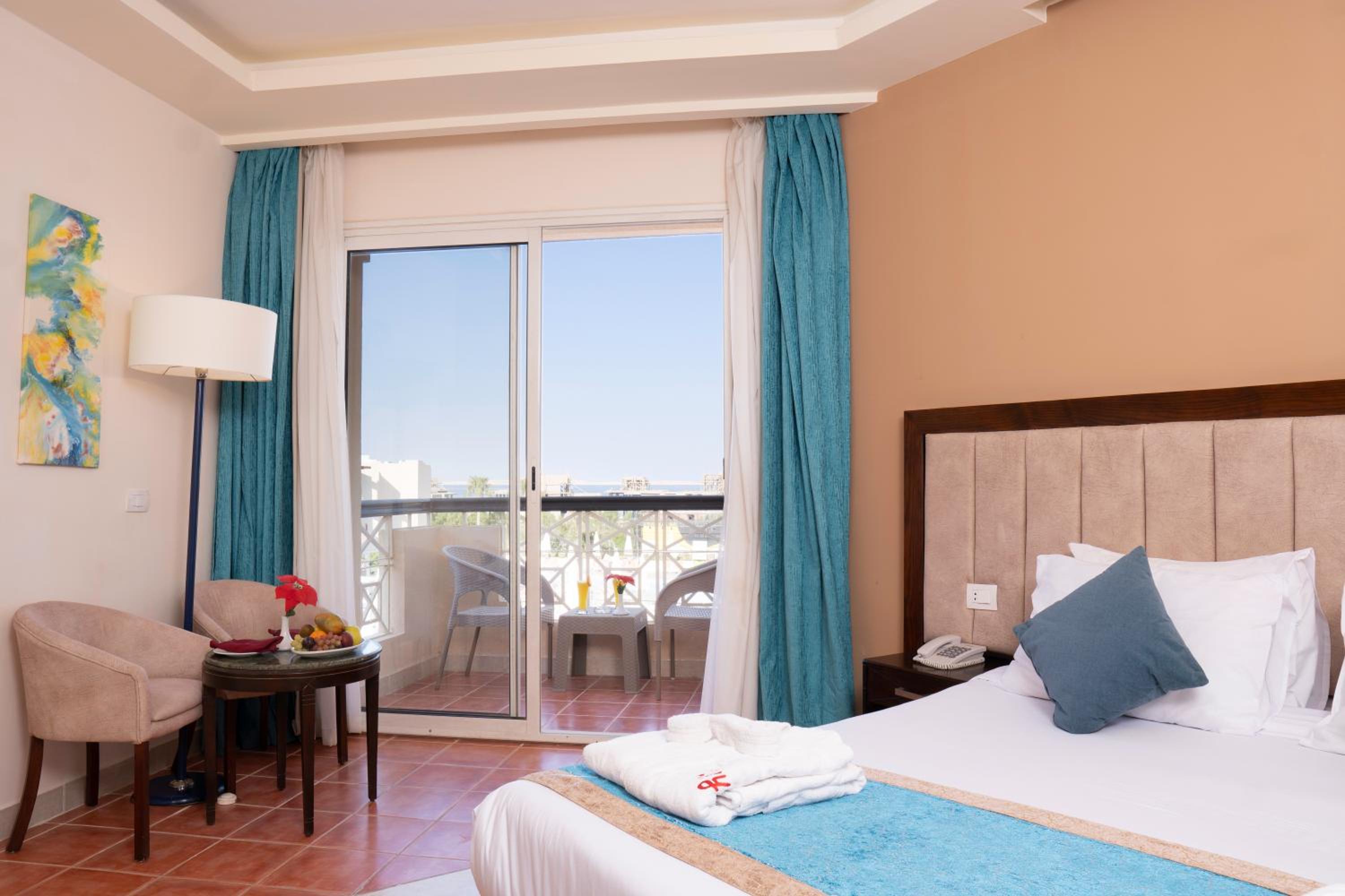 Standard Double or Twin Room with Sea View - Photo 3