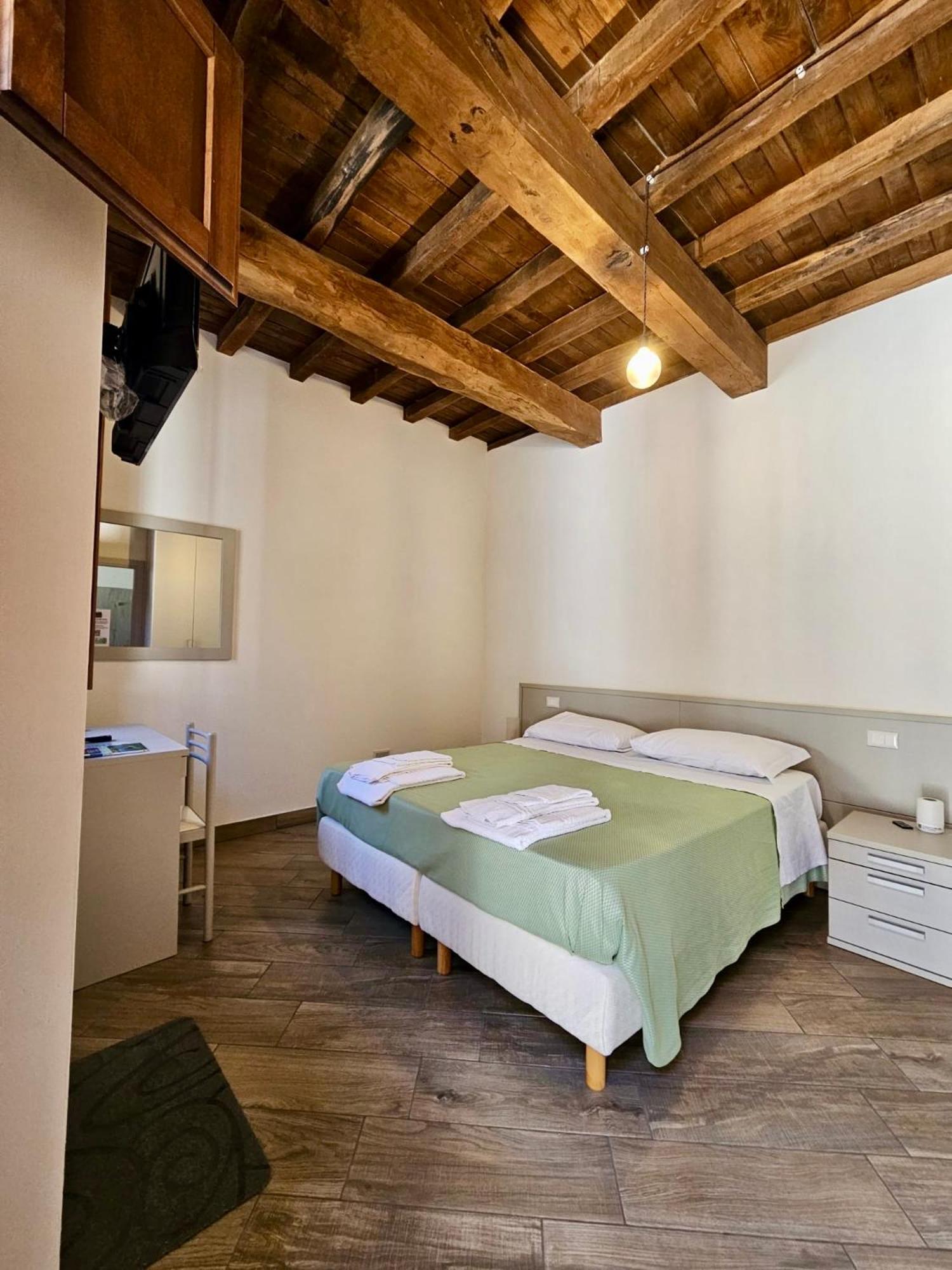 Double or Twin Room with Private Bathroom - Photo 6
