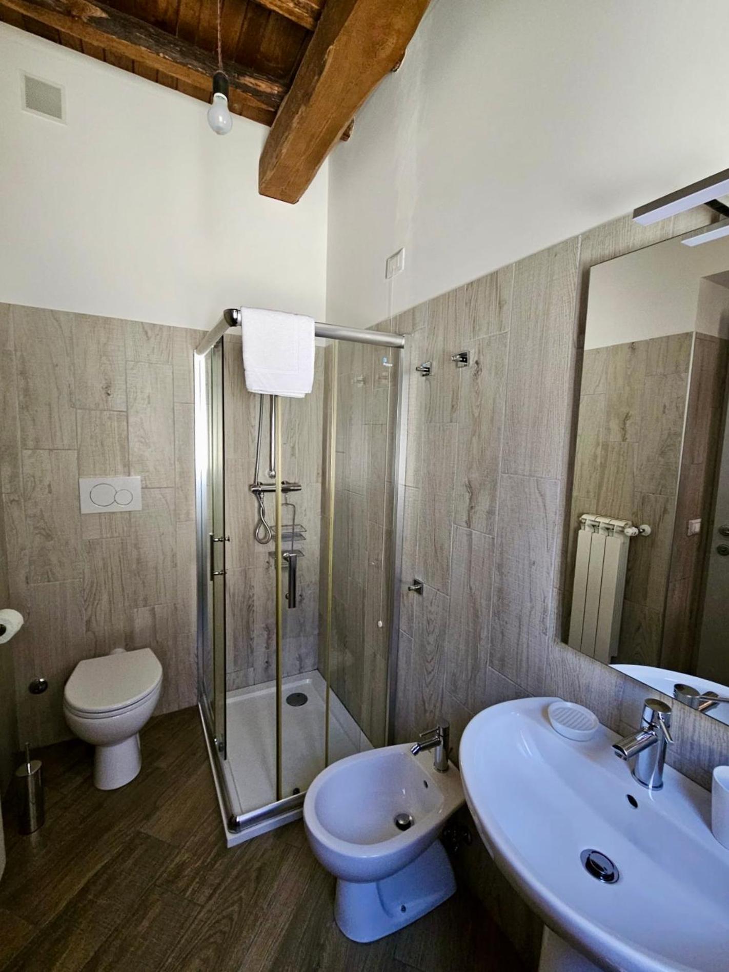 Double or Twin Room with Private Bathroom - Photo 5