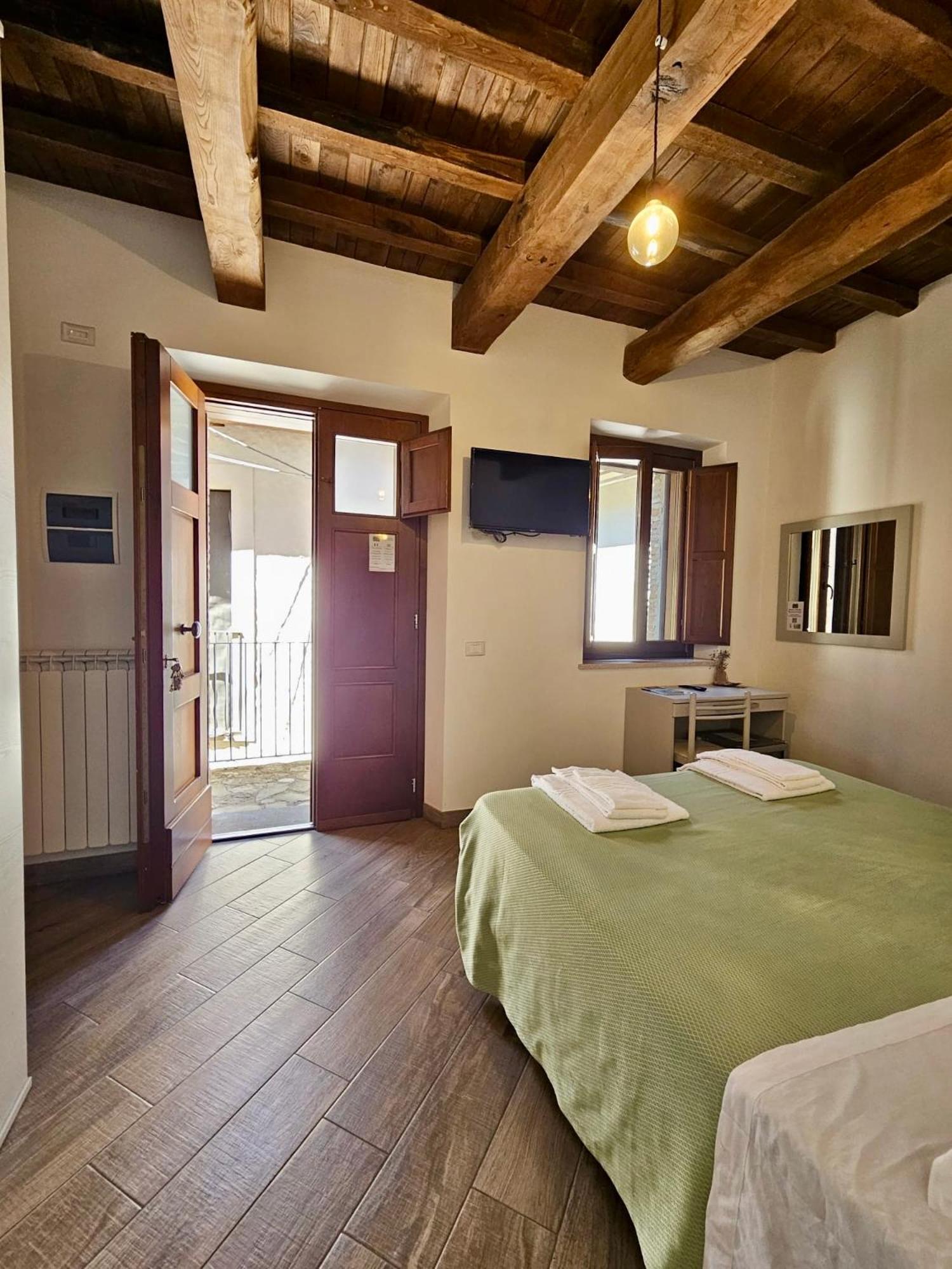 Double or Twin Room with Private Bathroom - Photo 4